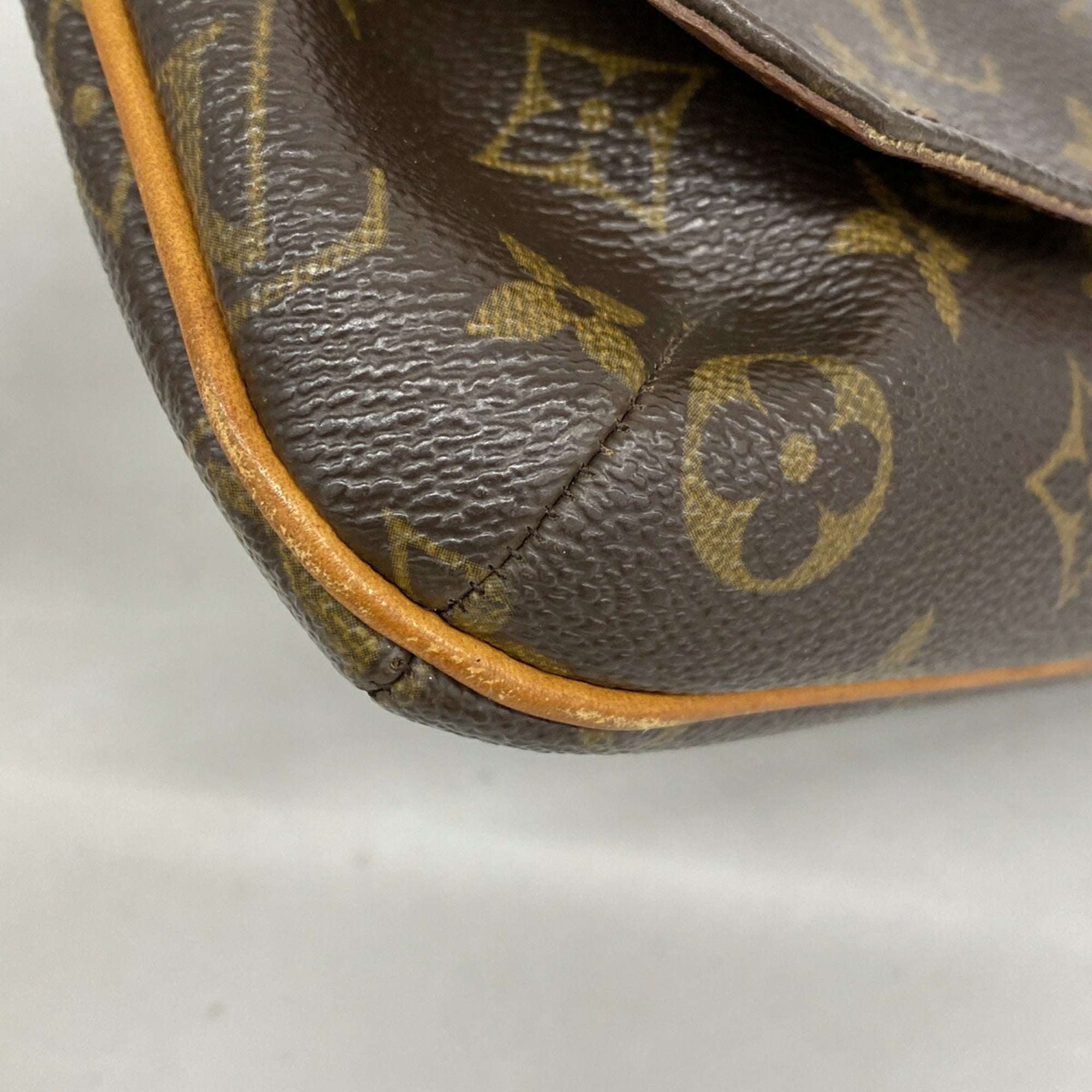 Louis Vuitton Brown Shoulder Bag (Pre-Owned)