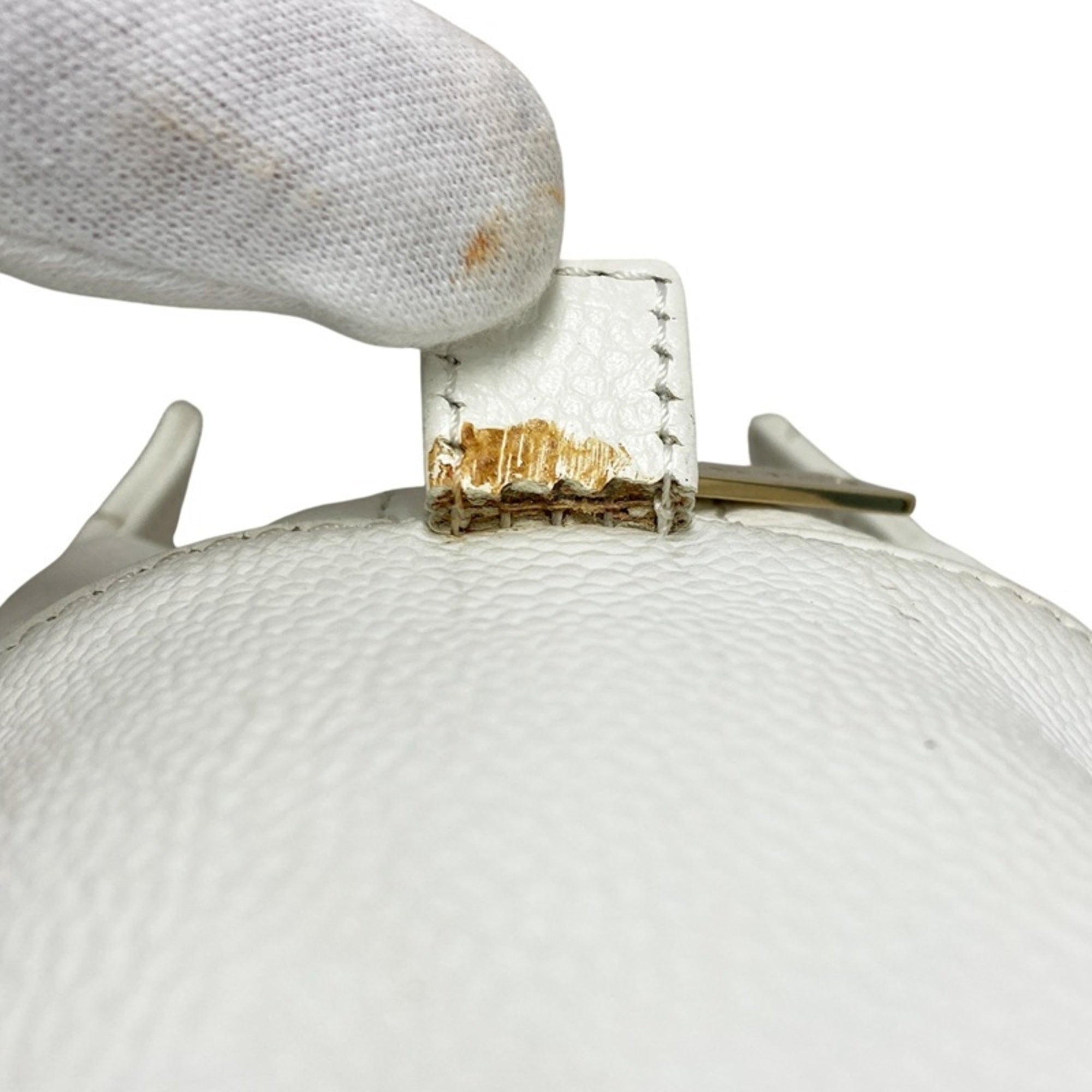 Chanel White Grained Calfskin Shoulder Bag (Pre-Owned)