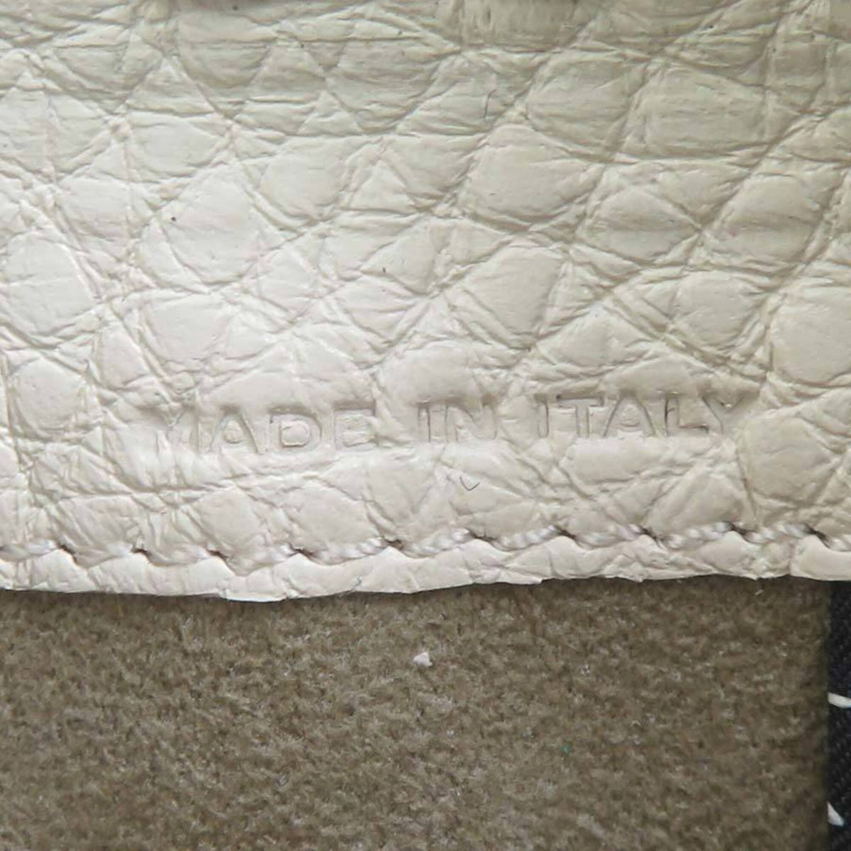 Fendi Ivory Leather Coin Purse/Coin Case (Pre-Owned)