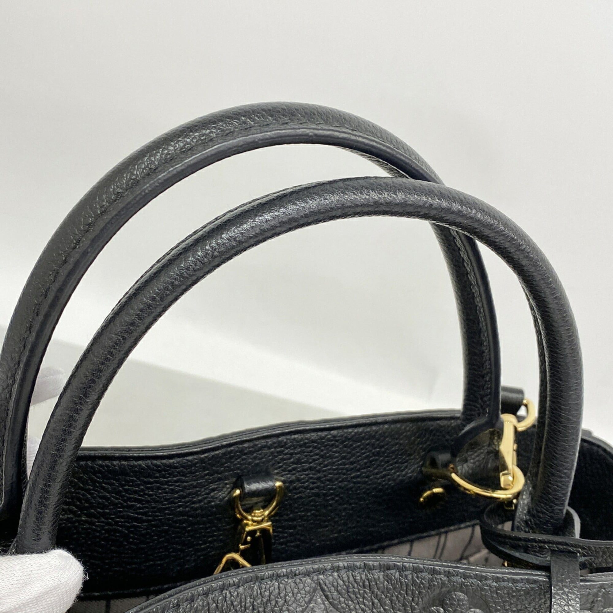 Louis Vuitton Noir Handbag (Pre-Owned)