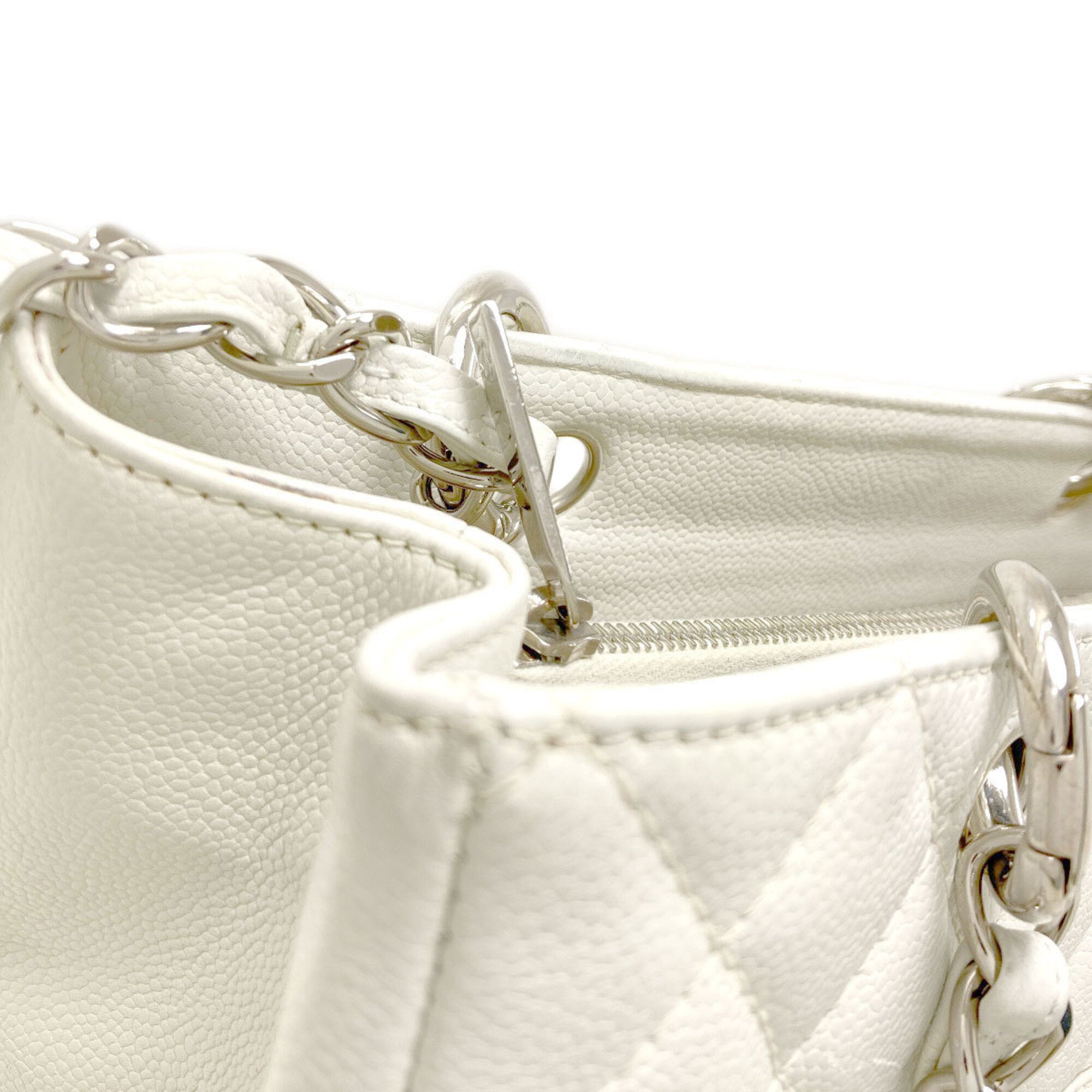 Chanel Matelasse White Tote Bag (Pre-Owned)