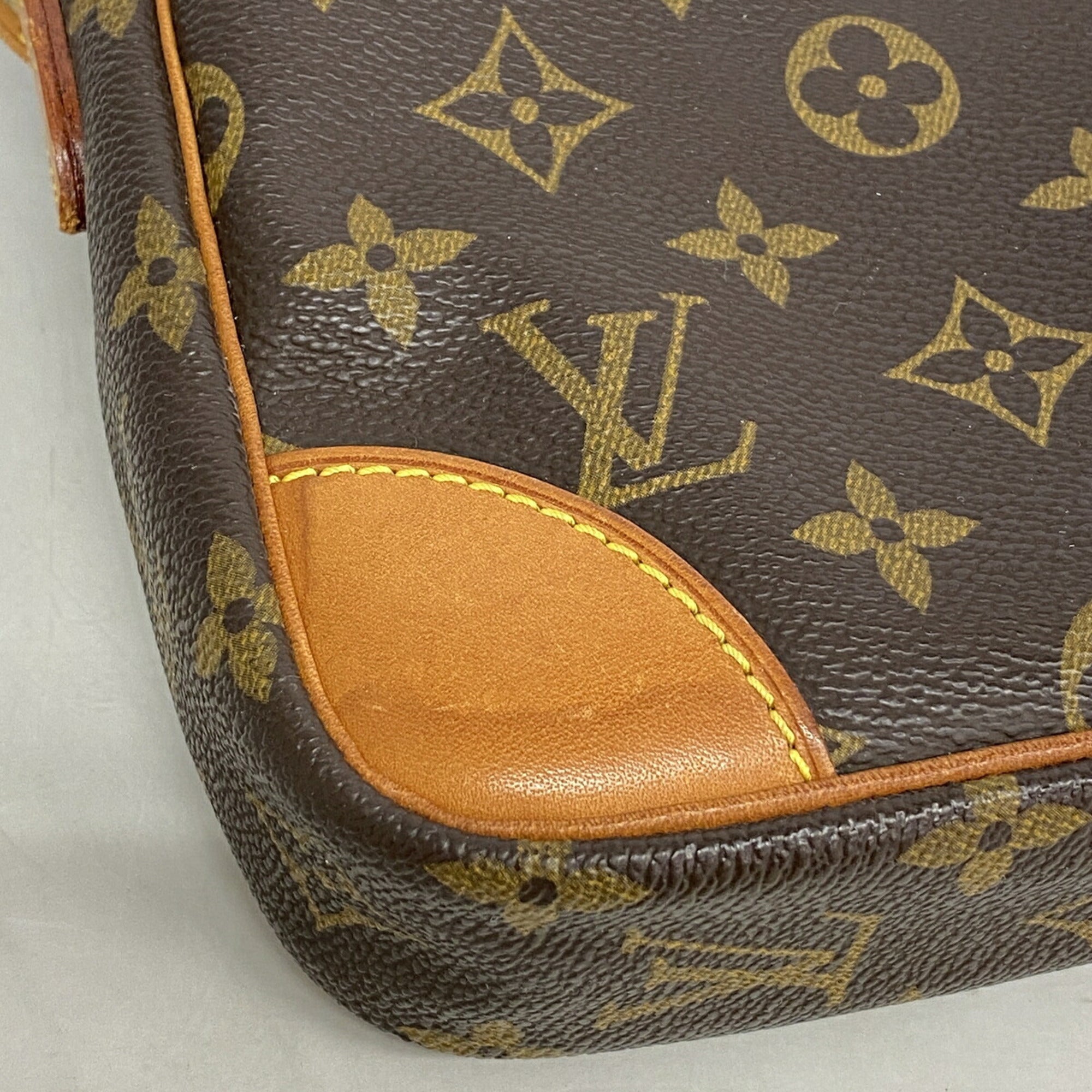 Louis Vuitton Brown Shoulder Bag (Pre-Owned)