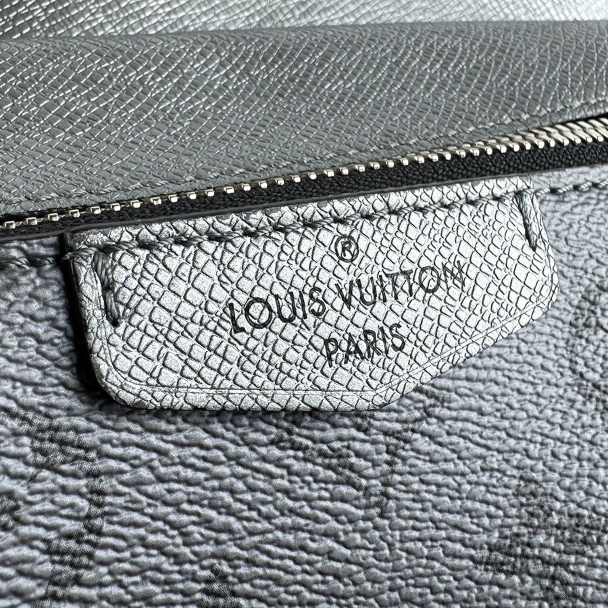 Louis Vuitton Silver Leather Shoulder Bag (Pre-Owned)
