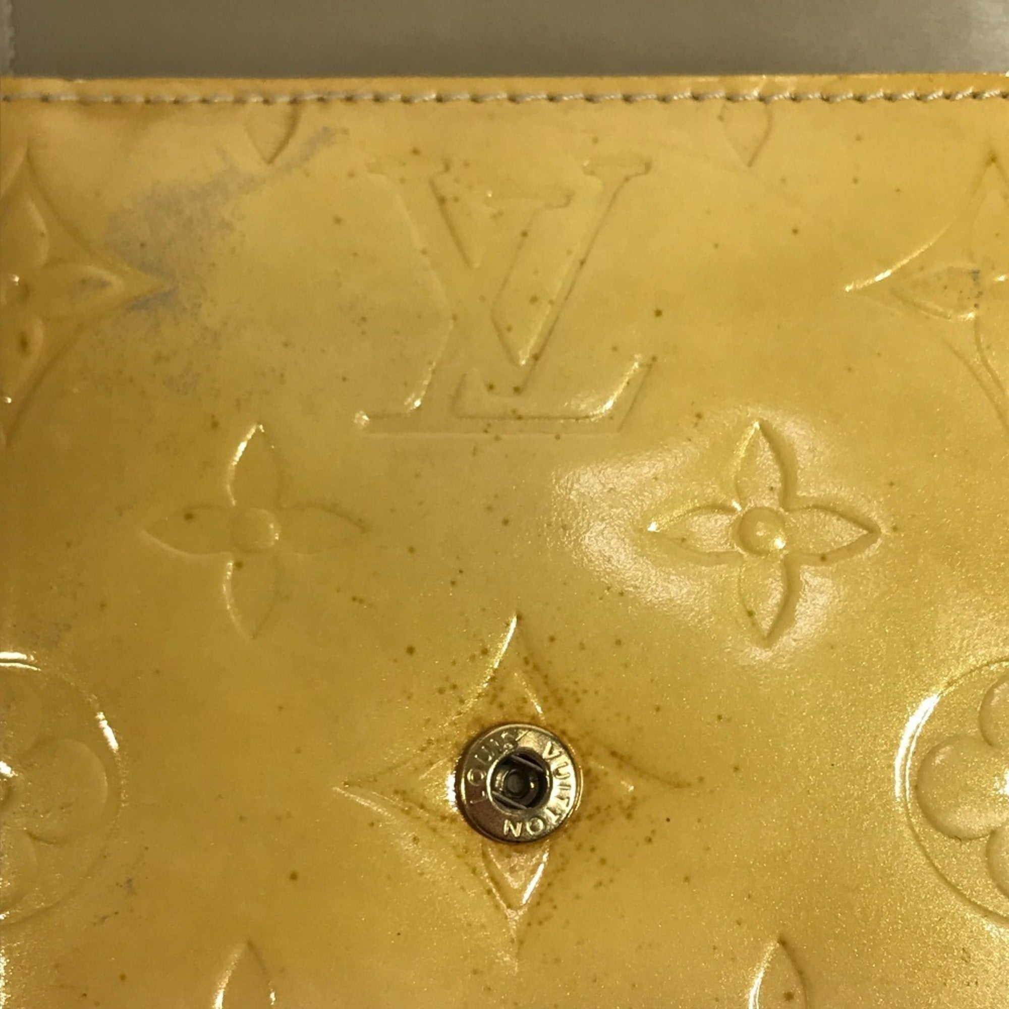 Louis Vuitton Beige Monogram Vernis Pochette Shoulder Bag (Pre-Owned)