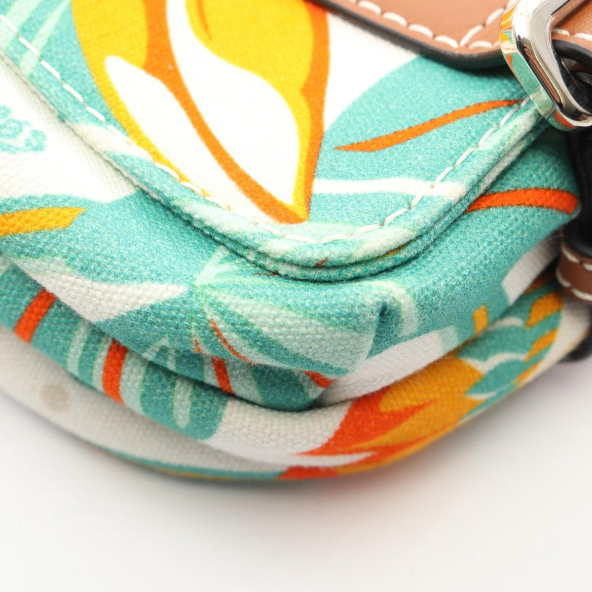 Loewe Multi-Color White Canvas Leather Handbag Shoulder Bag (Pre-Owned)