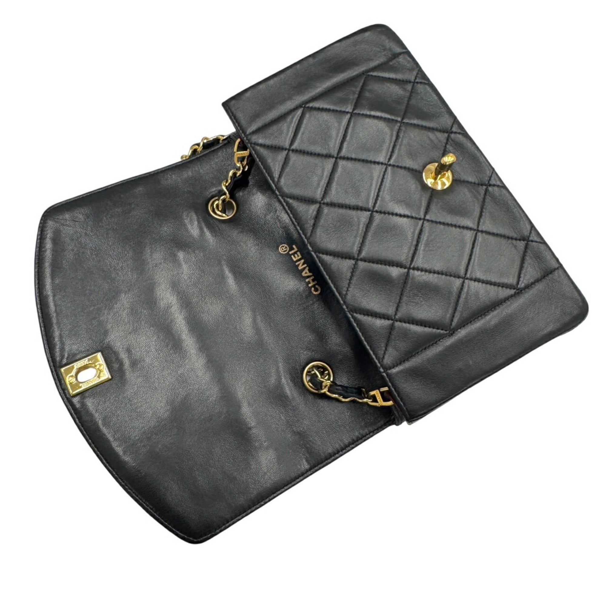 Chanel Matelasse Black Leather Shoulder Bag (Pre-Owned)