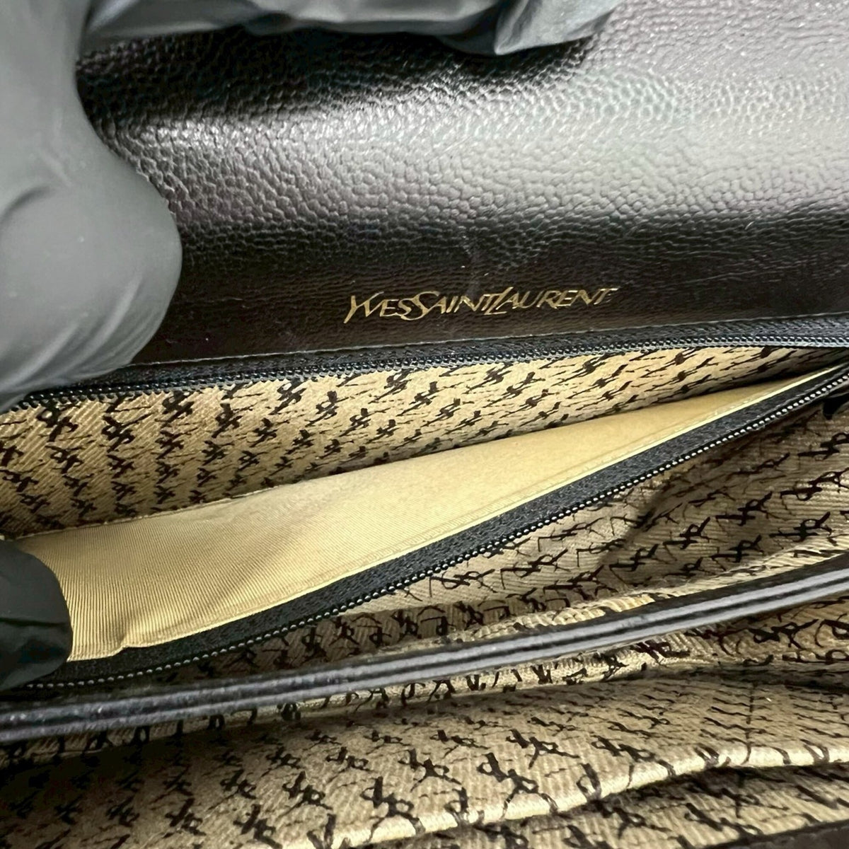 Yves Saint Laurent Black Leather Shoulder Bag (Pre-Owned)