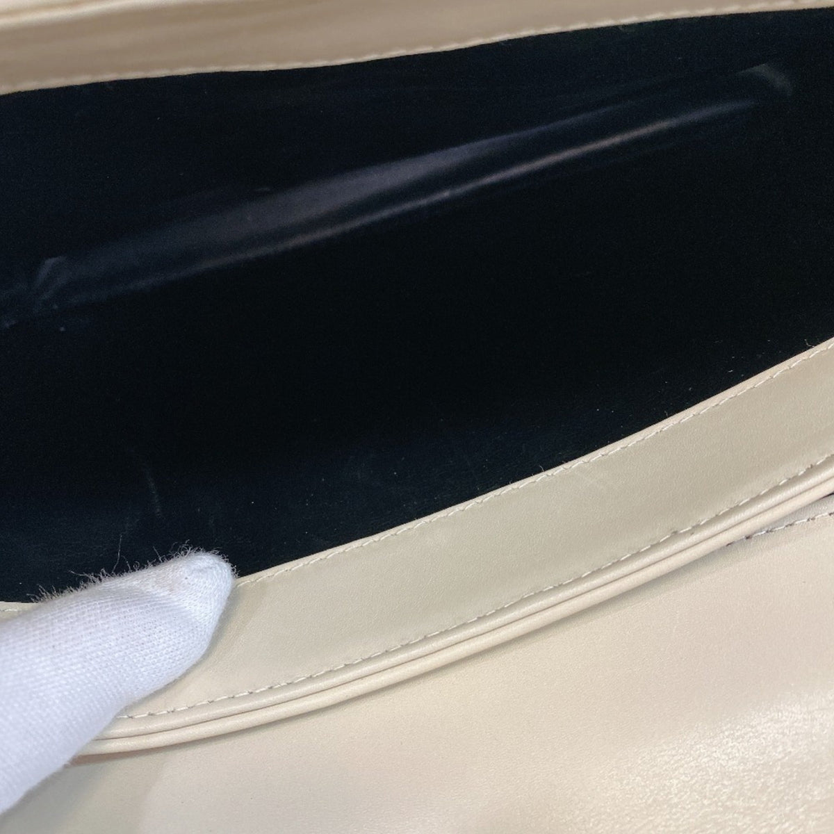 Salvatore Ferragamo Ivory White Leather Shoulder Bag (Pre-Owned)