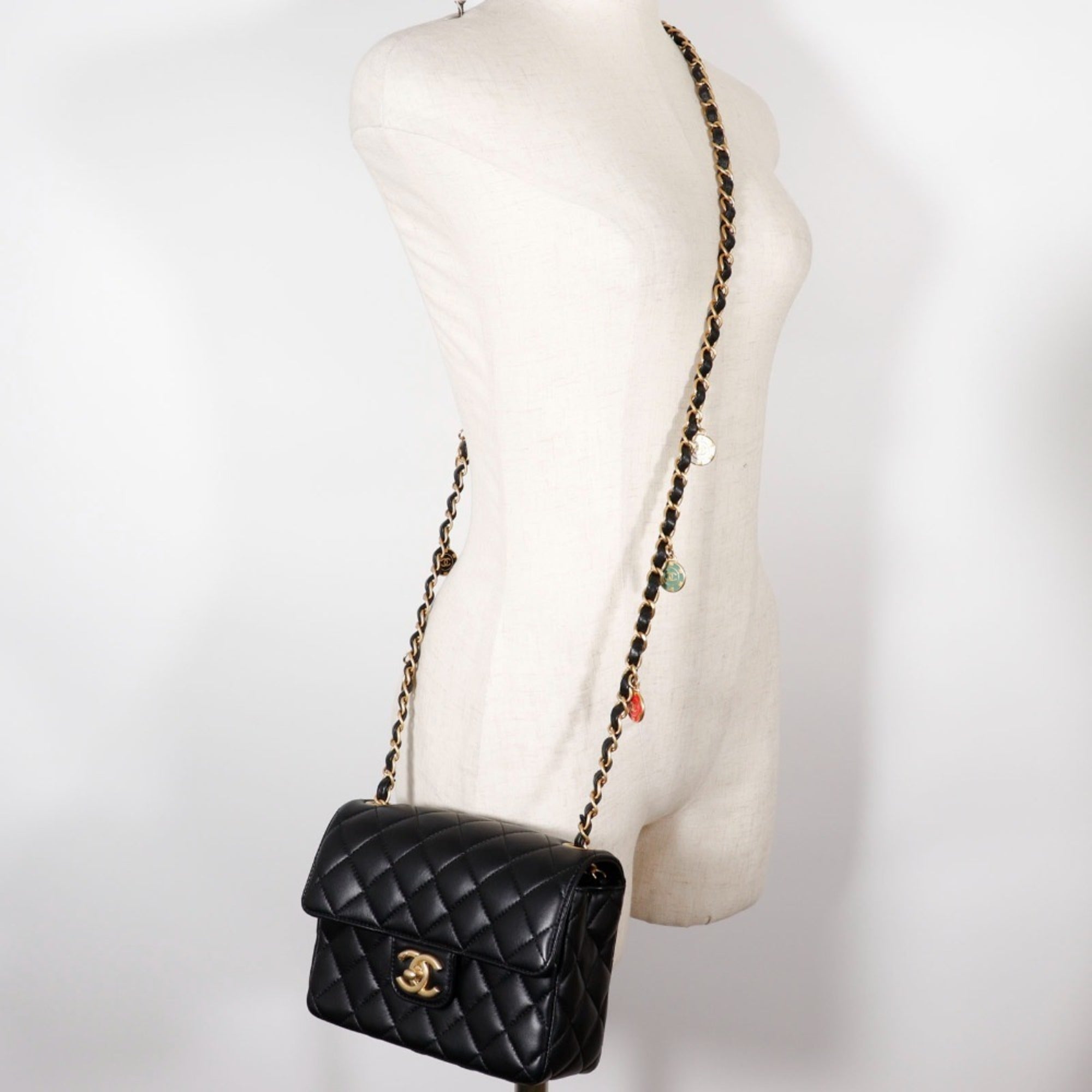 Chanel Black Leather Shoulder Bag (Pre-Owned)