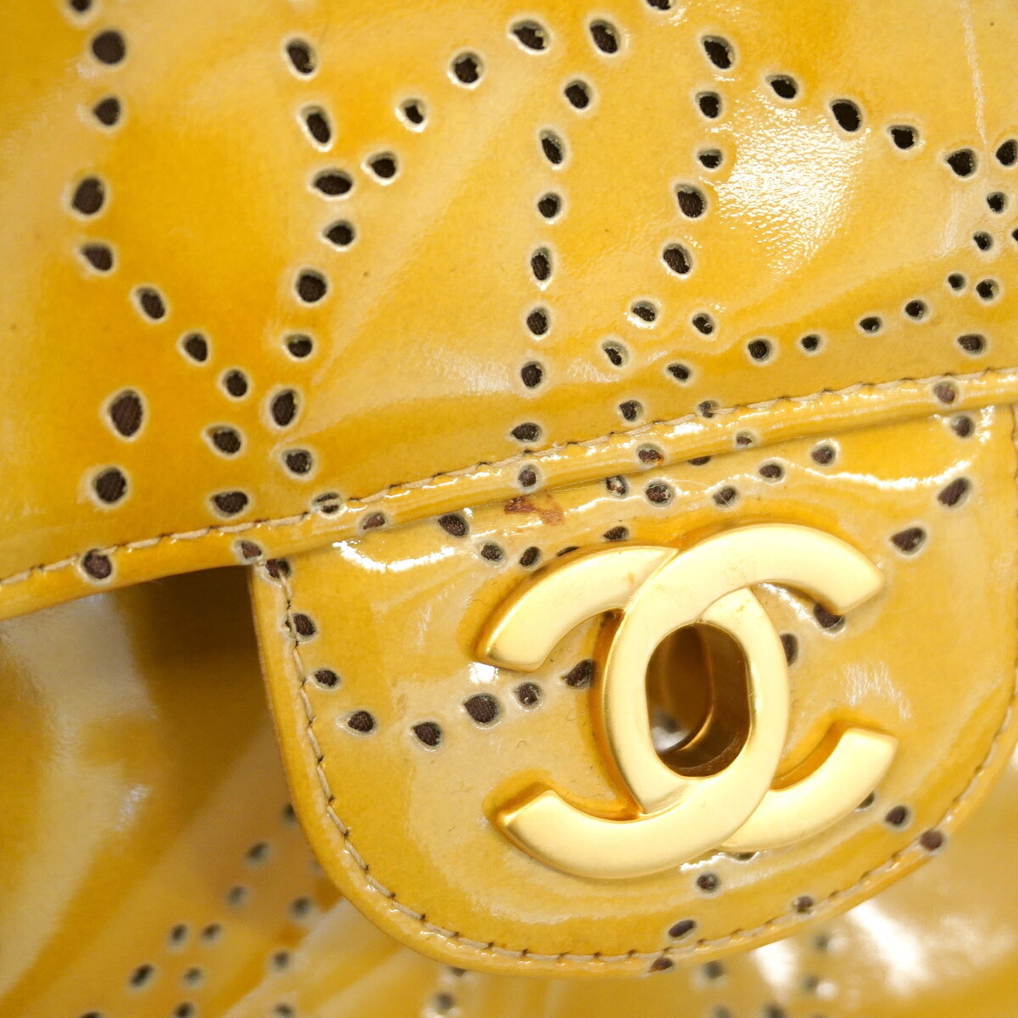 Chanel Yellow Patent Leather Shoulder Bag (Pre-Owned)