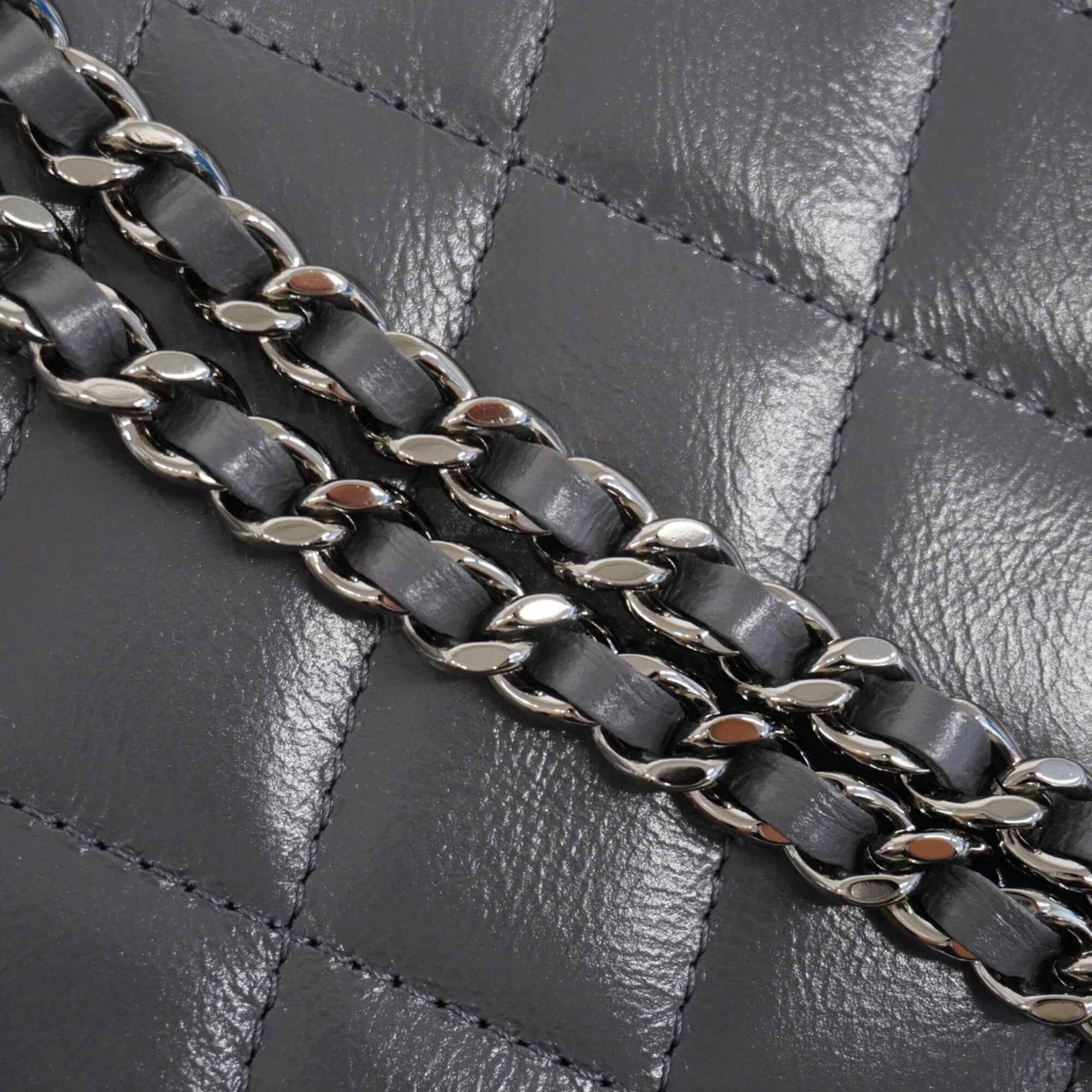 Chanel Gray Leather Handbag (Pre-Owned)