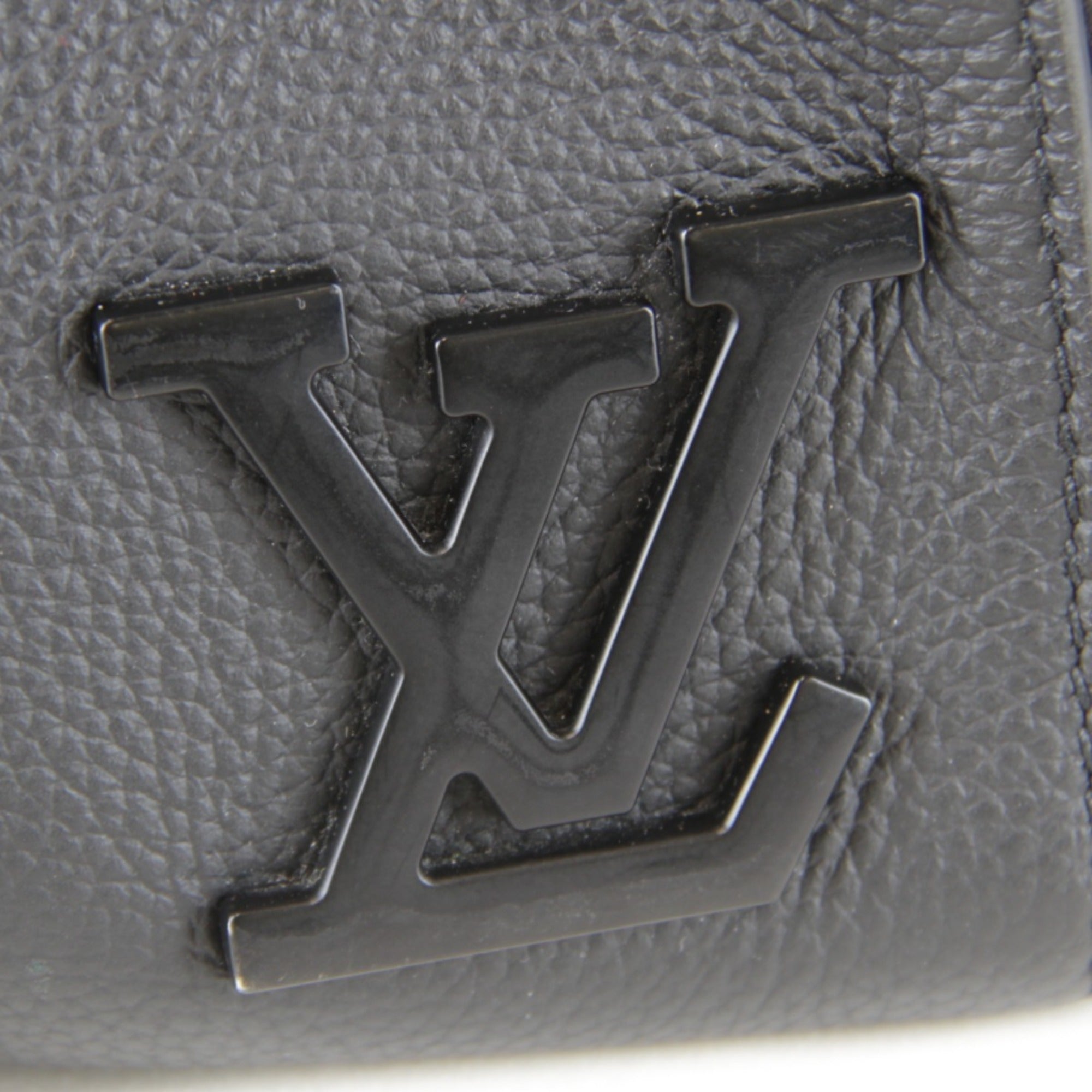 Louis Vuitton Black Leather Shoulder Bag (Pre-Owned)