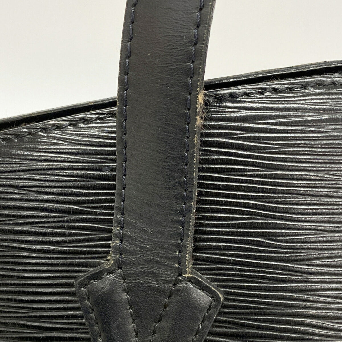 Louis Vuitton Noir Shoulder Bag (Pre-Owned)
