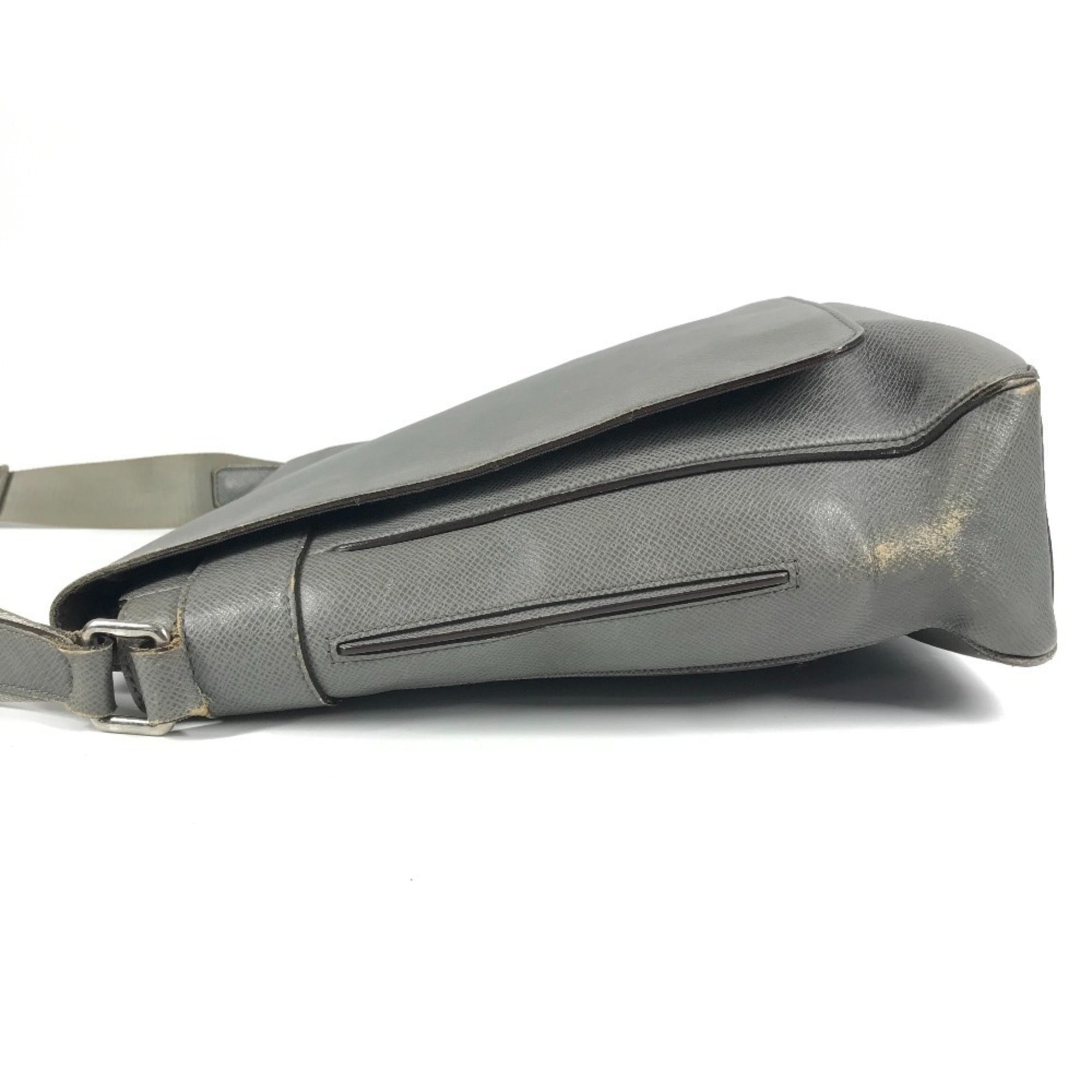 Louis Vuitton Glacier Gray Taiga Leather Messenger Bag Shoulder Bag (Pre-Owned)