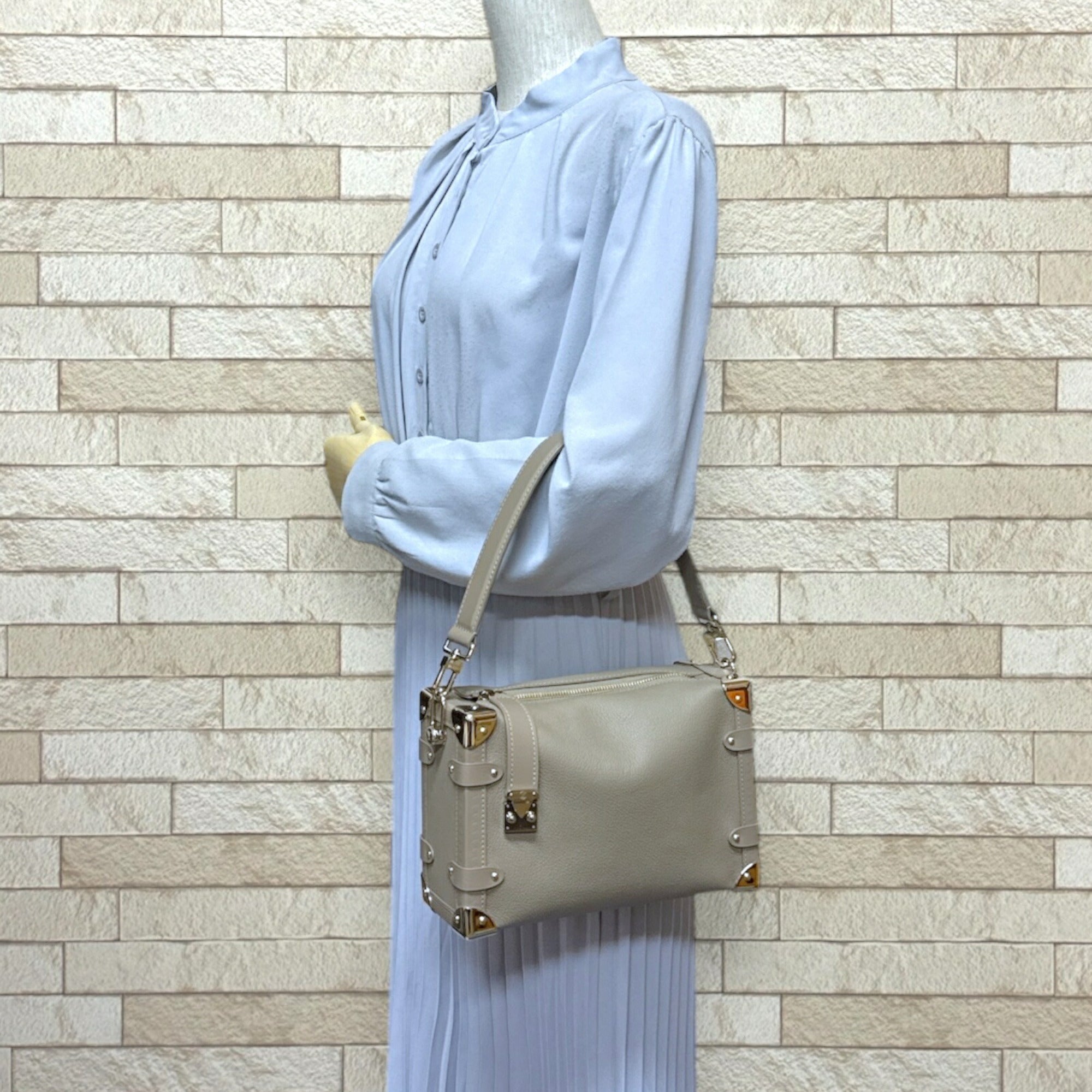 Louis Vuitton Beige Taupe Leather Shoulder Bag (Pre-Owned)