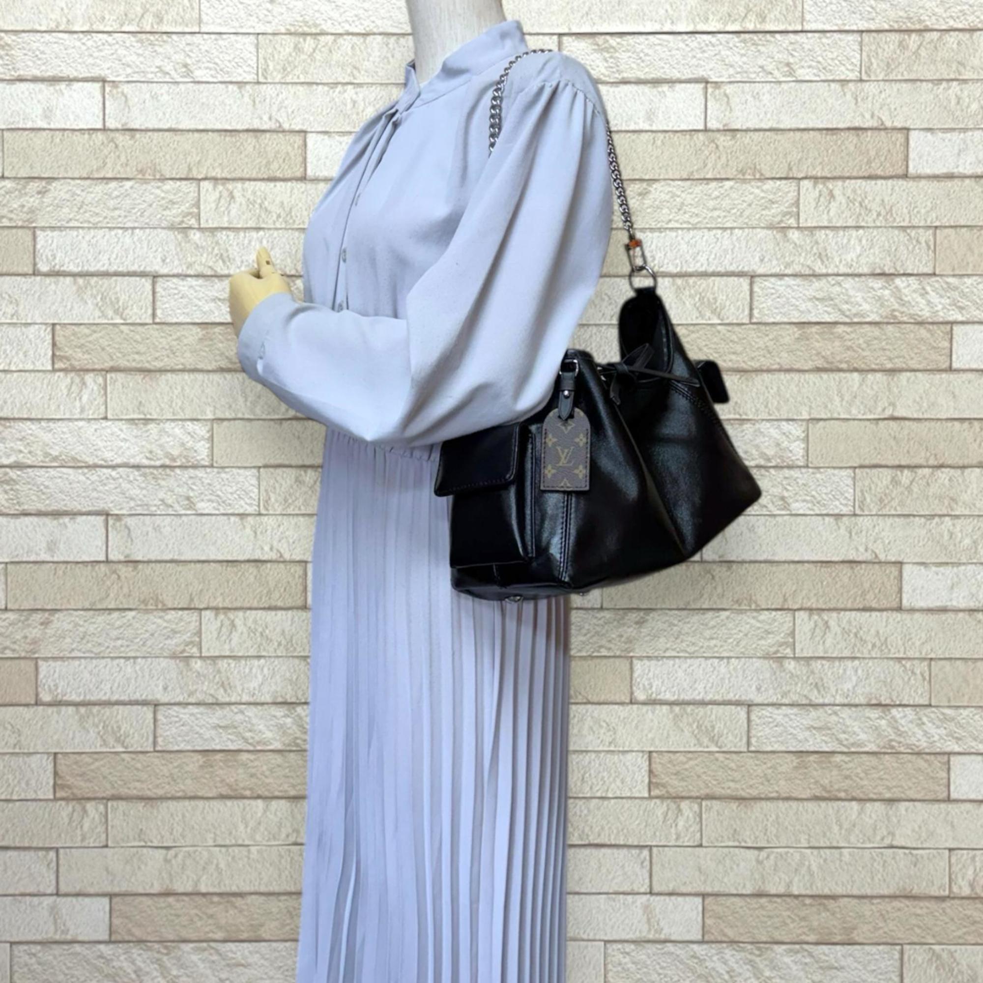 Louis Vuitton Black Leather Shoulder Bag (Pre-Owned)