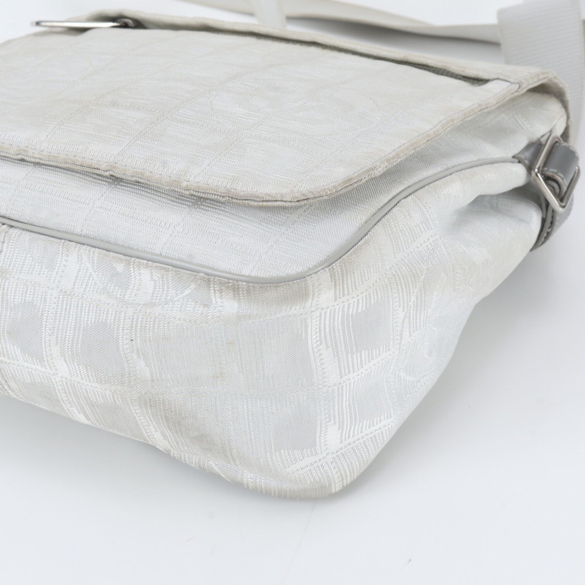 Chanel Gray Leather Nylon Shoulder Bag (Pre-Owned)