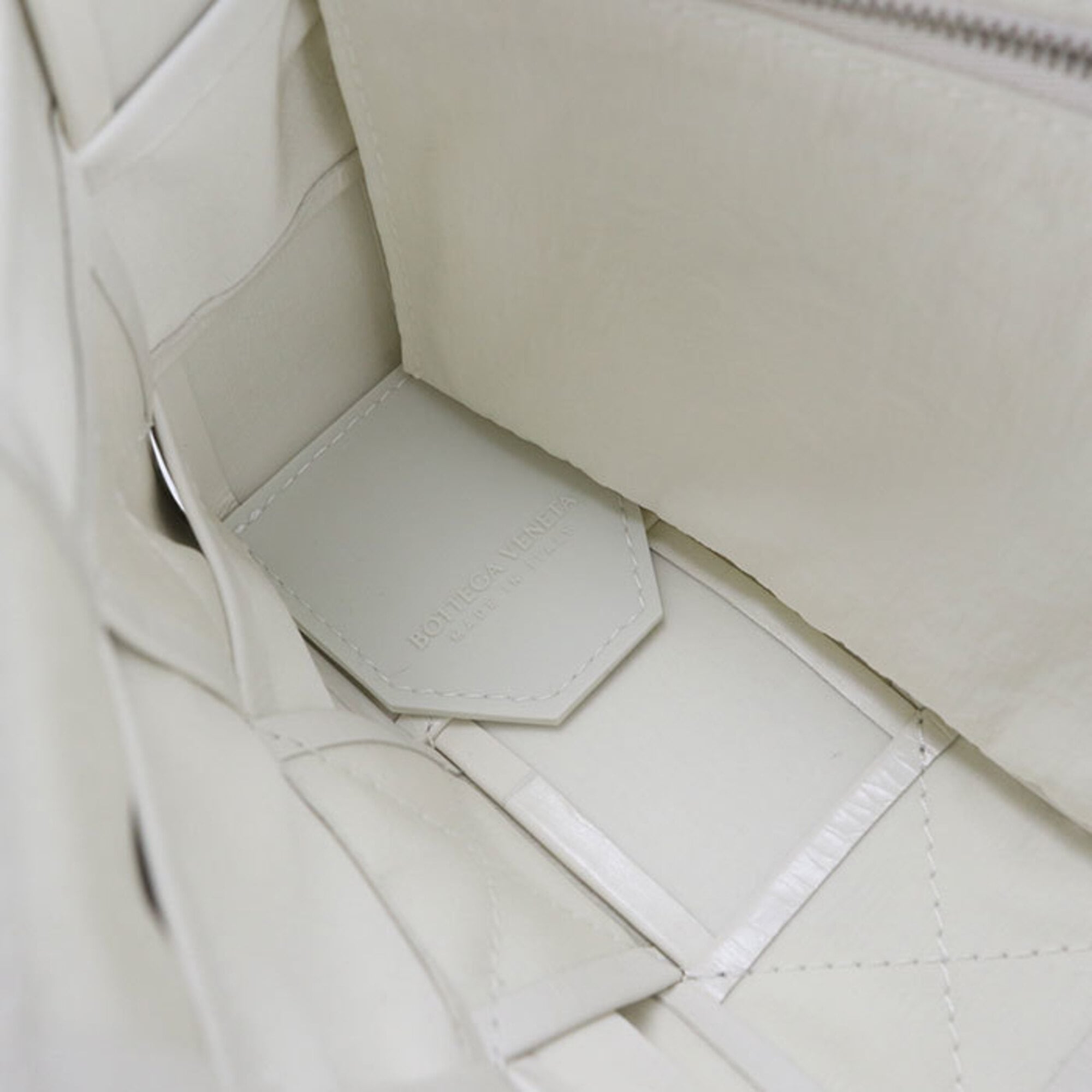 Bottega Veneta White Leather Shoulder Bag (Pre-Owned)