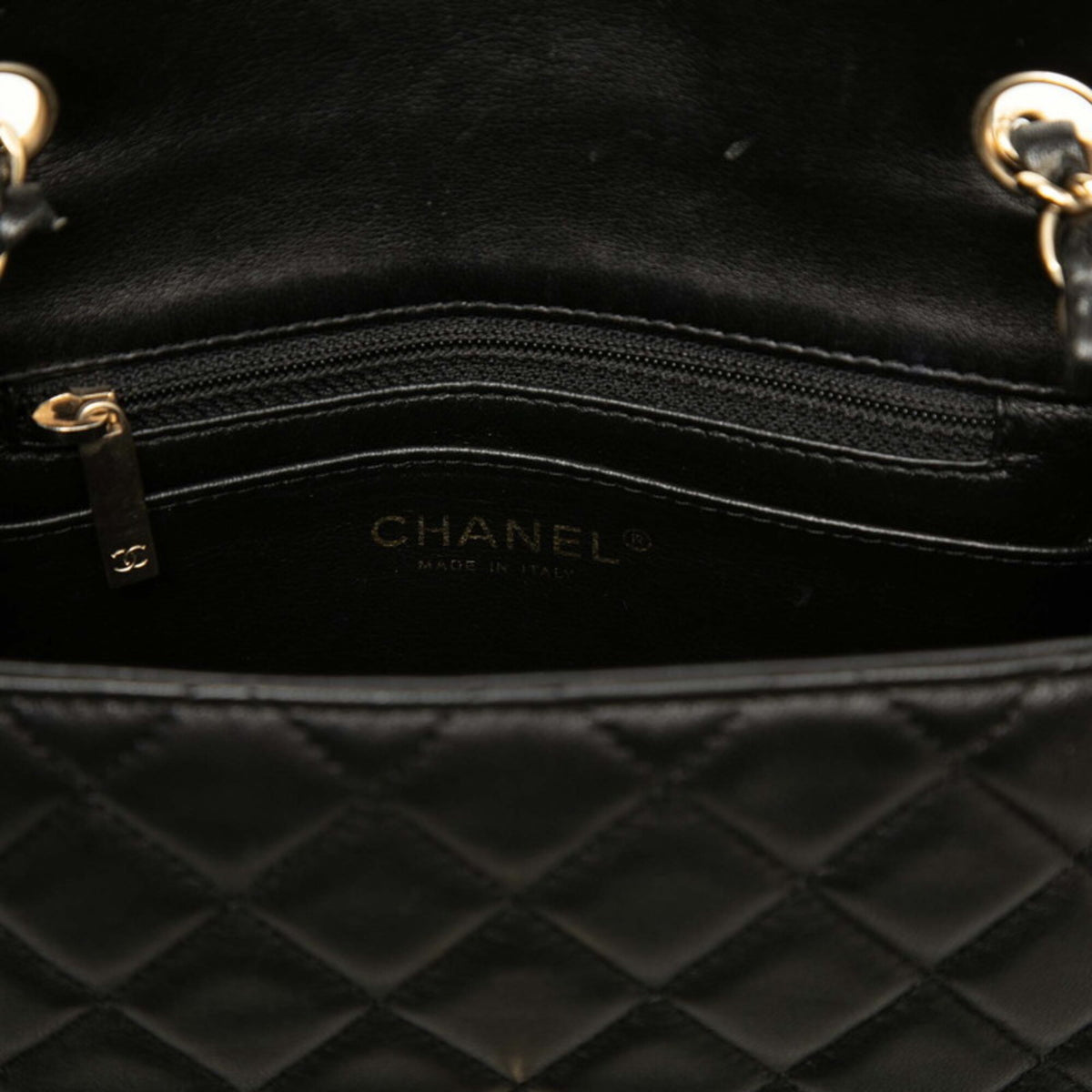 Chanel Matelasse Black Leather Shoulder Bag (Pre-Owned)