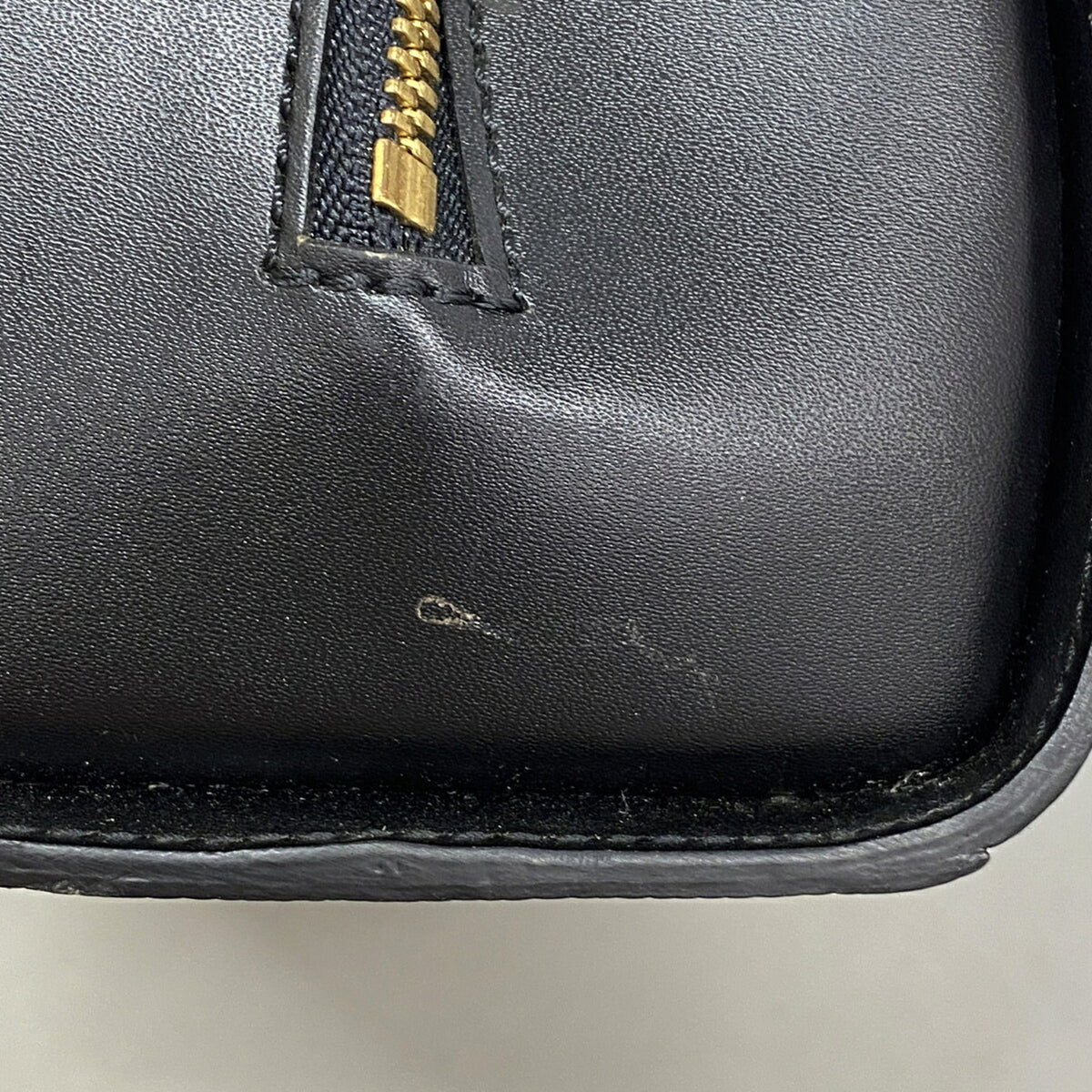 Louis Vuitton Noir Handbag (Pre-Owned)