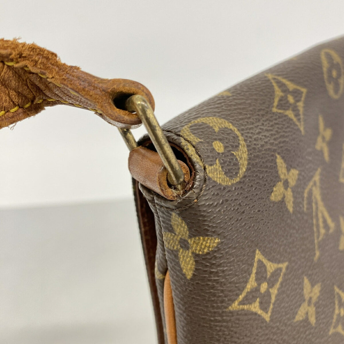 Louis Vuitton Brown Shoulder Bag (Pre-Owned)
