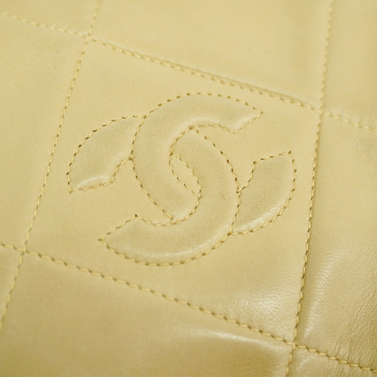Chanel Beige Leather Shoulder Bag (Pre-Owned)