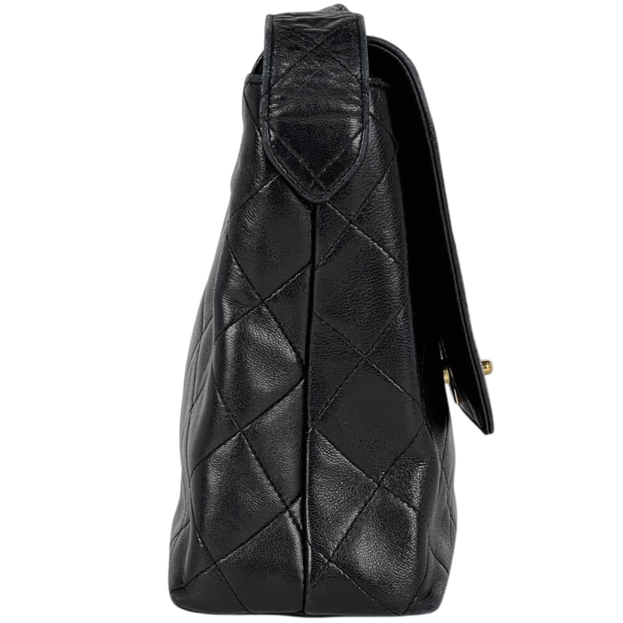 Chanel Matelasse Black Leather Shoulder Bag (Pre-Owned)