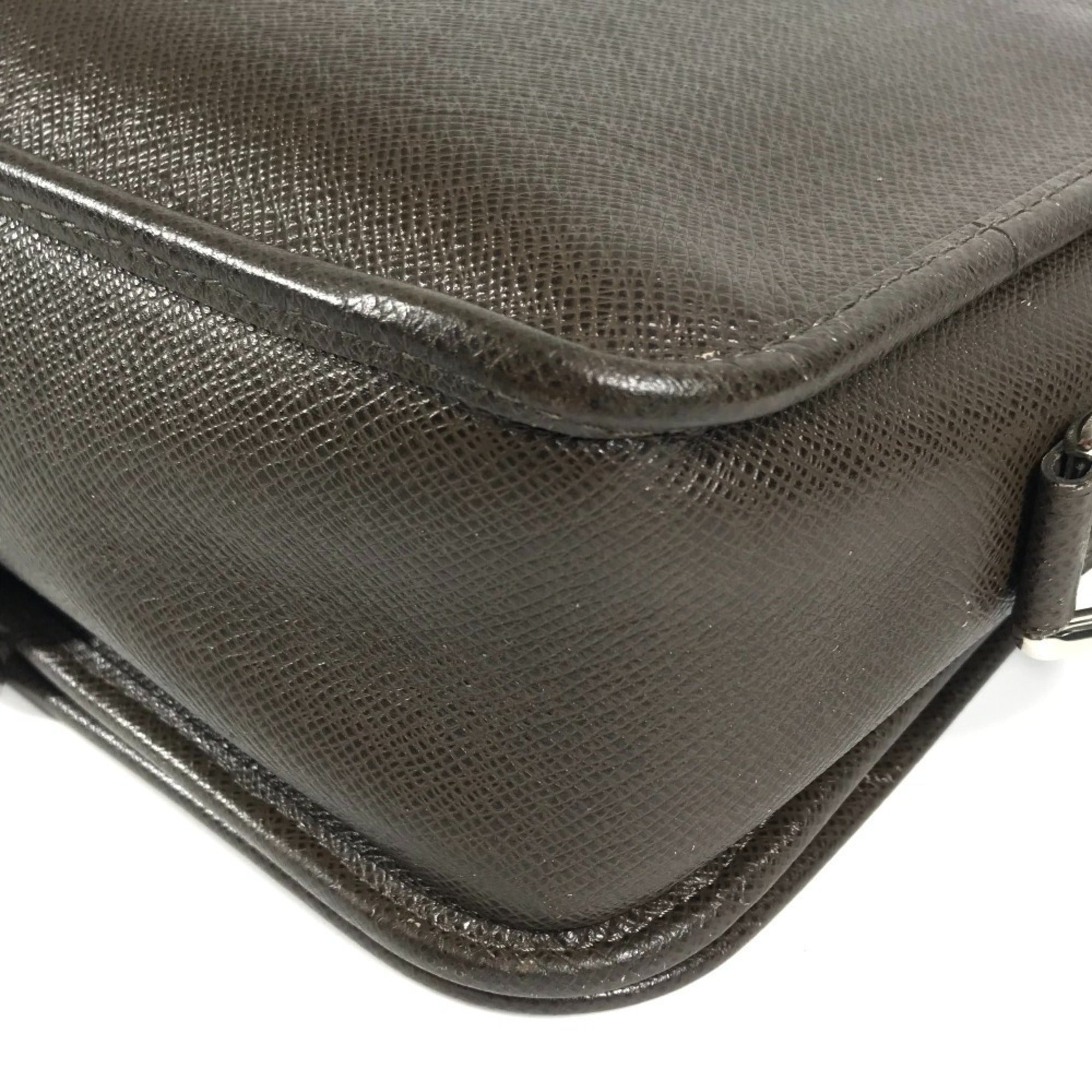 Louis Vuitton Brown Grizzly Taiga Leather Messenger Bag Shoulder Bag (Pre-Owned)