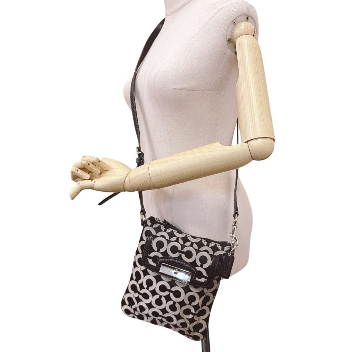 Coach Black Canvas Shoulder Bag (Pre-Owned)