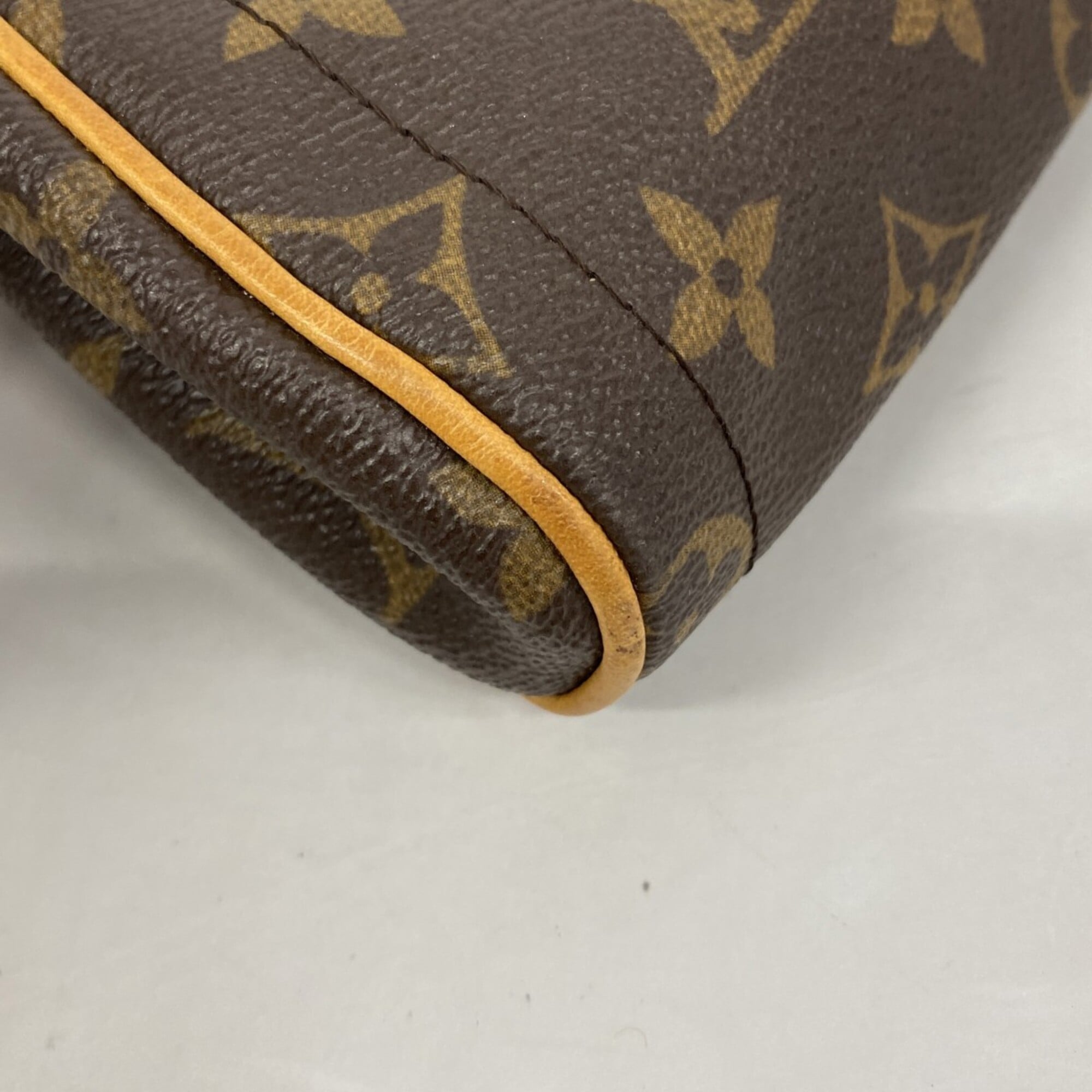 Louis Vuitton Brown Shoulder Bag (Pre-Owned)