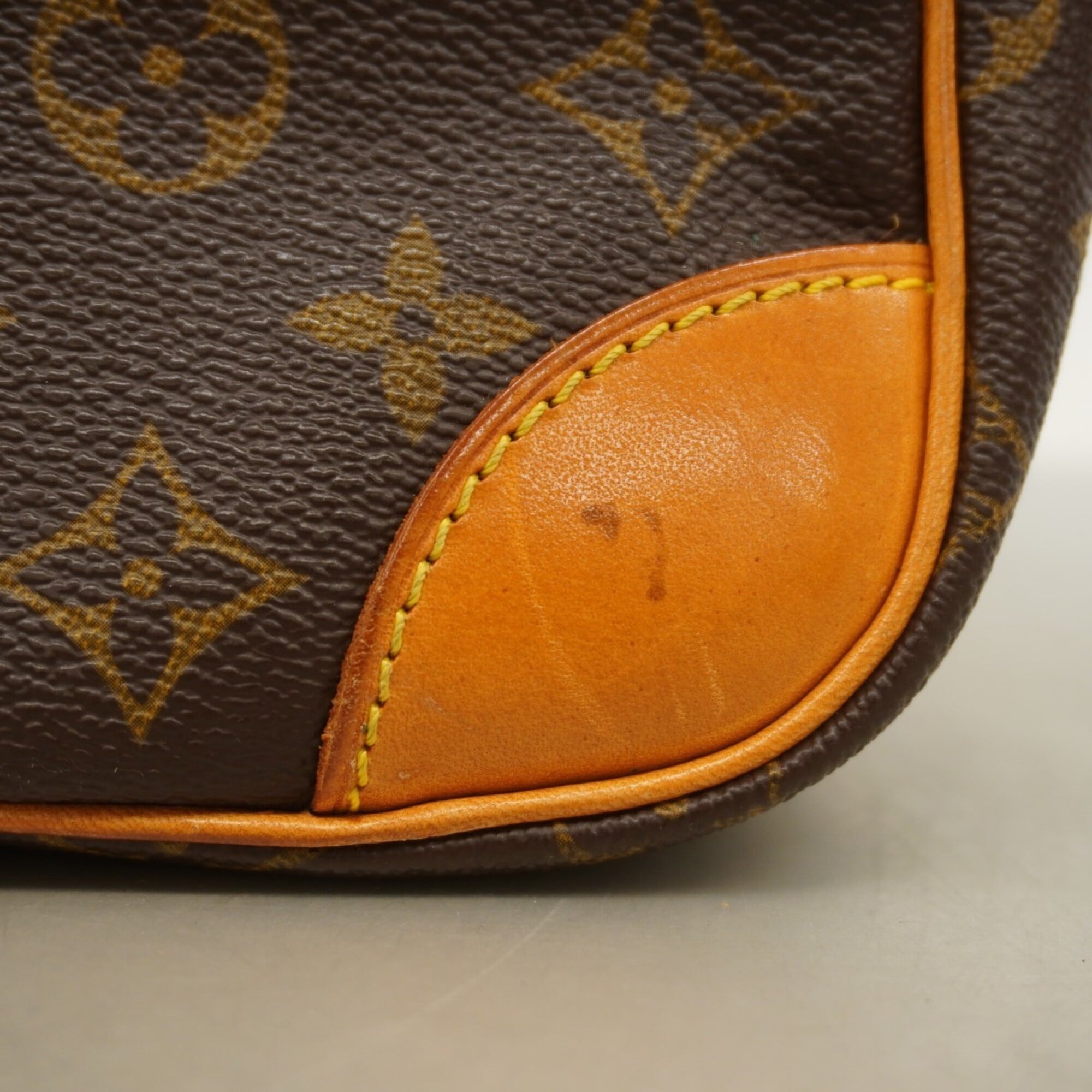 Louis Vuitton Brown Shoulder Bag (Pre-Owned)
