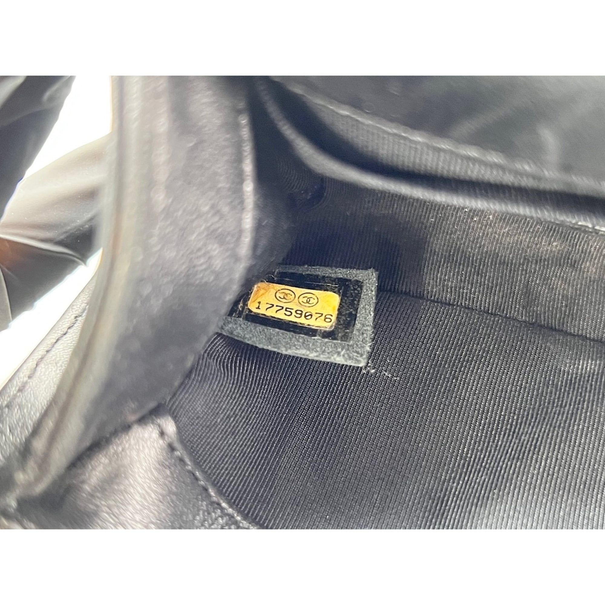 Chanel Black Leather Shoulder Bag (Pre-Owned)