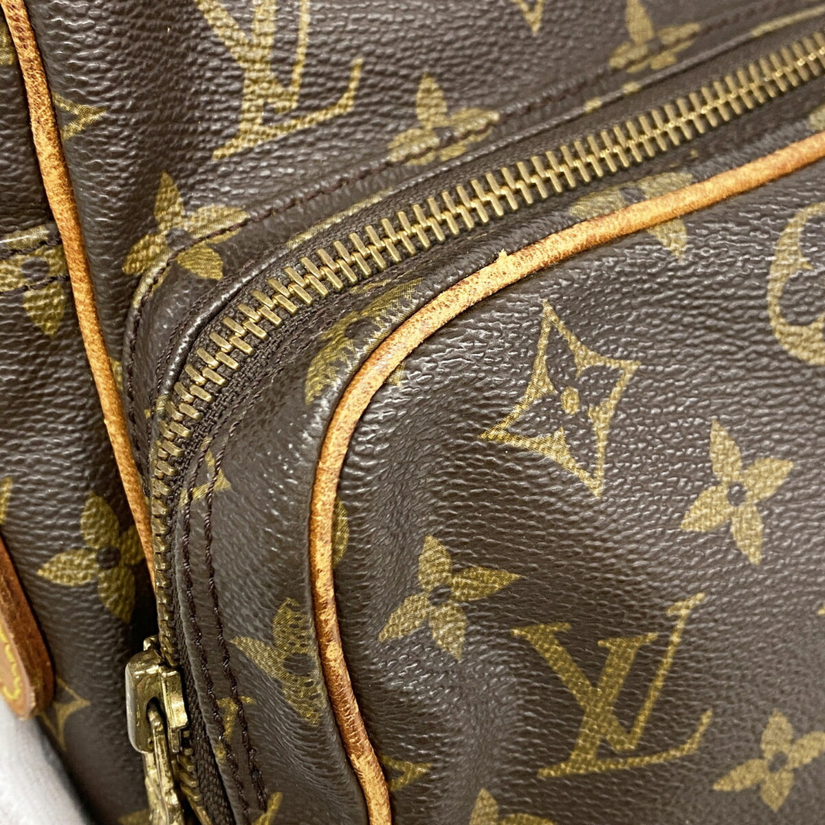 Louis Vuitton Brown Shoulder Bag (Pre-Owned)