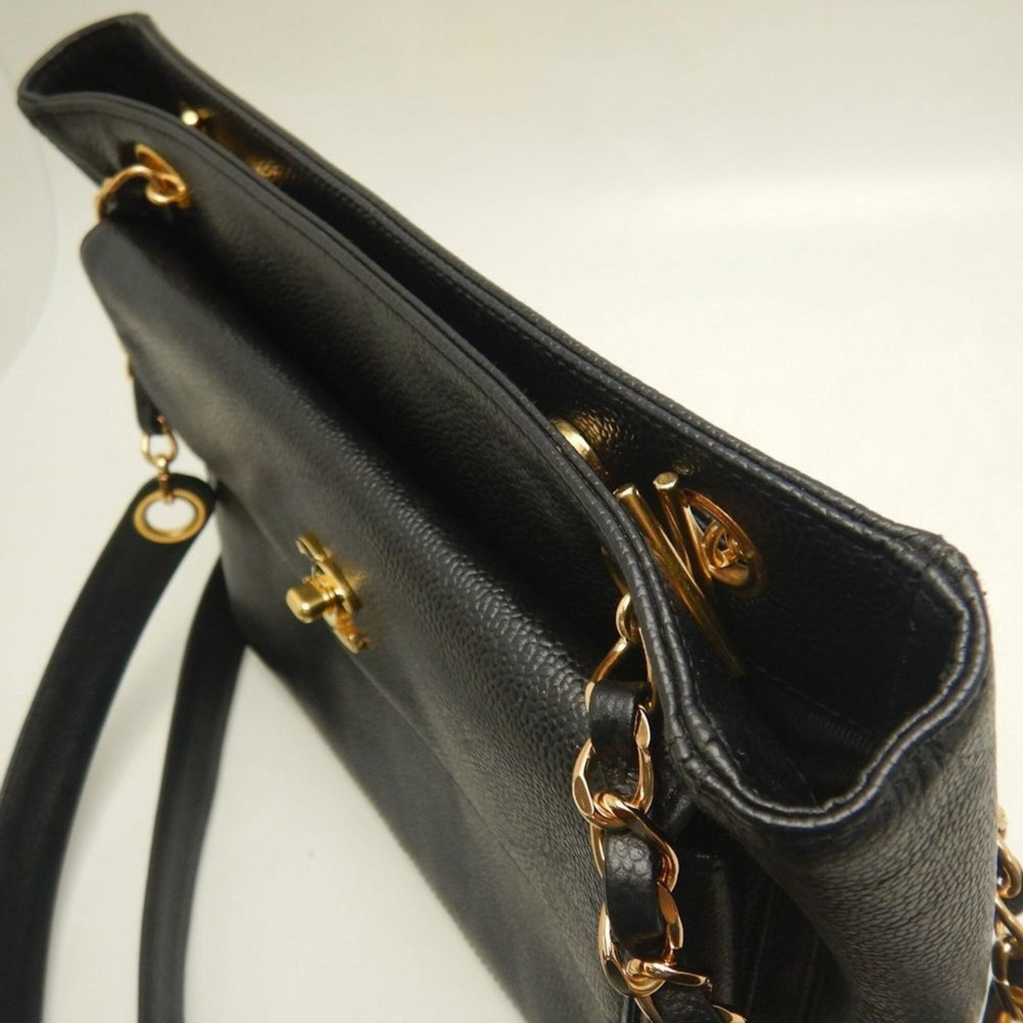 Chanel Black Grained Calfskin Shoulder Bag (Pre-Owned)