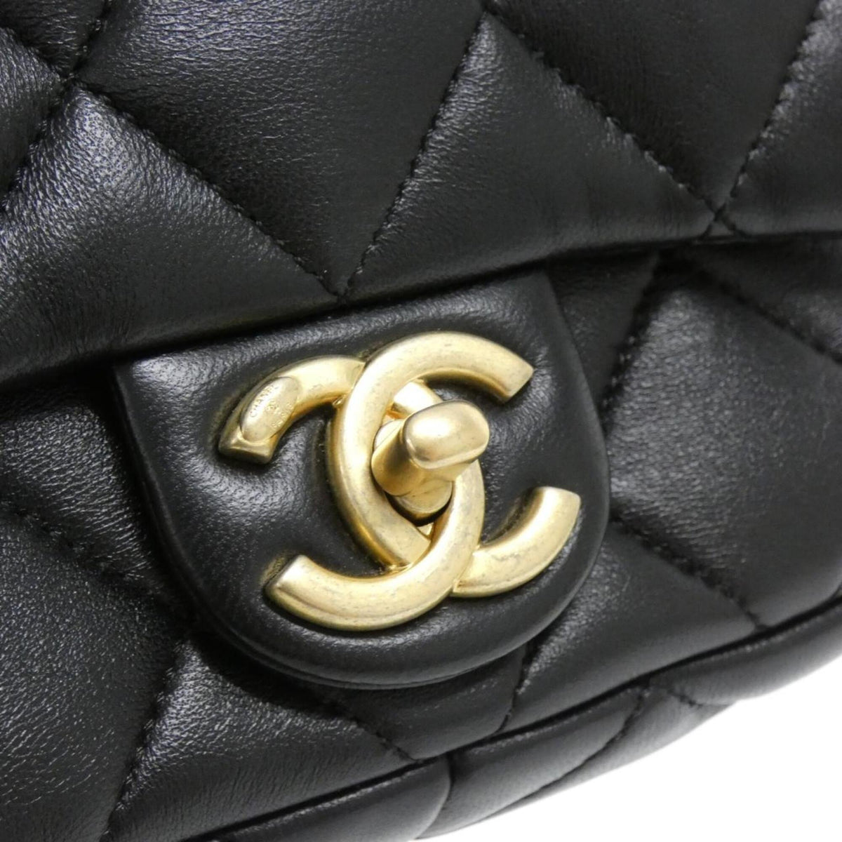 Chanel Black Leather Shoulder Bag (Pre-Owned)