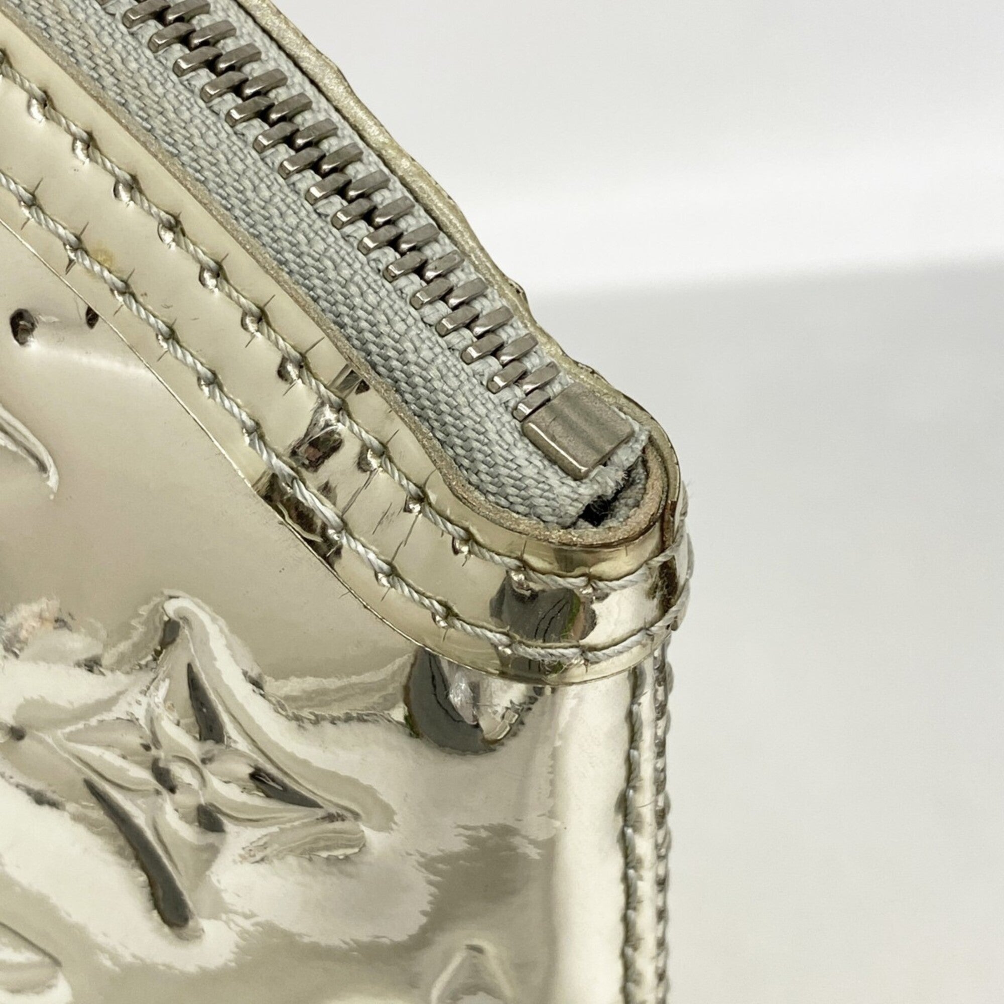 Louis Vuitton Argent Handbag (Pre-Owned)