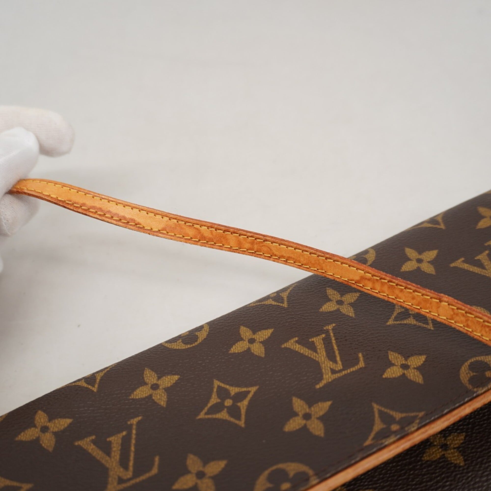 Louis Vuitton Brown Shoulder Bag (Pre-Owned)