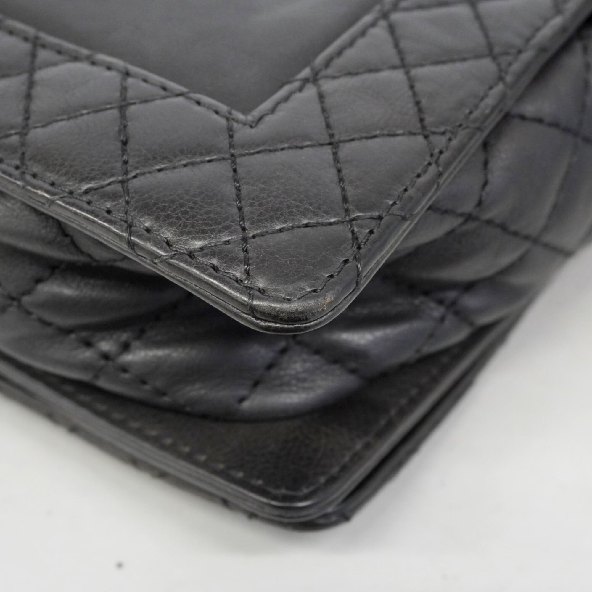 Chanel Black Leather Shoulder Bag (Pre-Owned)