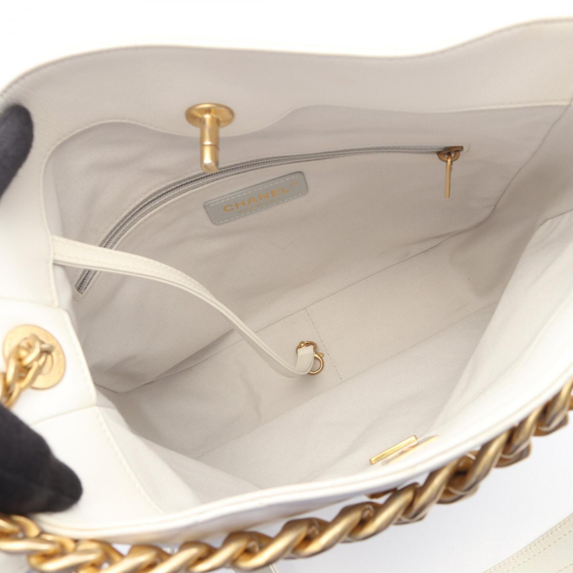 Chanel White Leather Handbag Shoulder Bag (Pre-Owned)