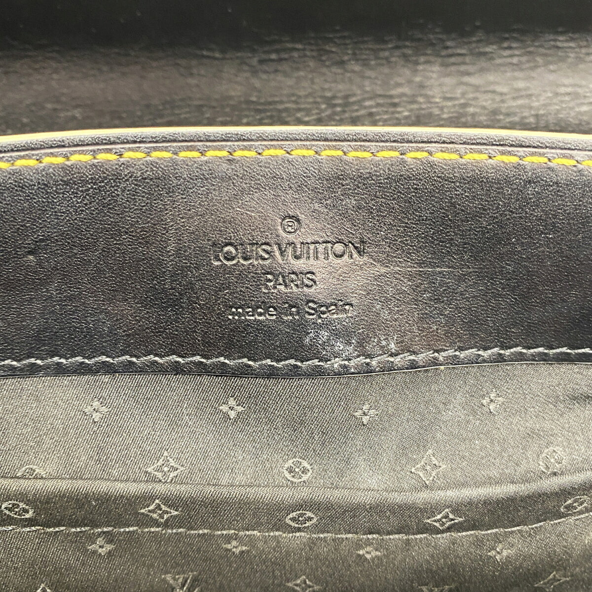 Louis Vuitton Noir Shoulder Bag (Pre-Owned)