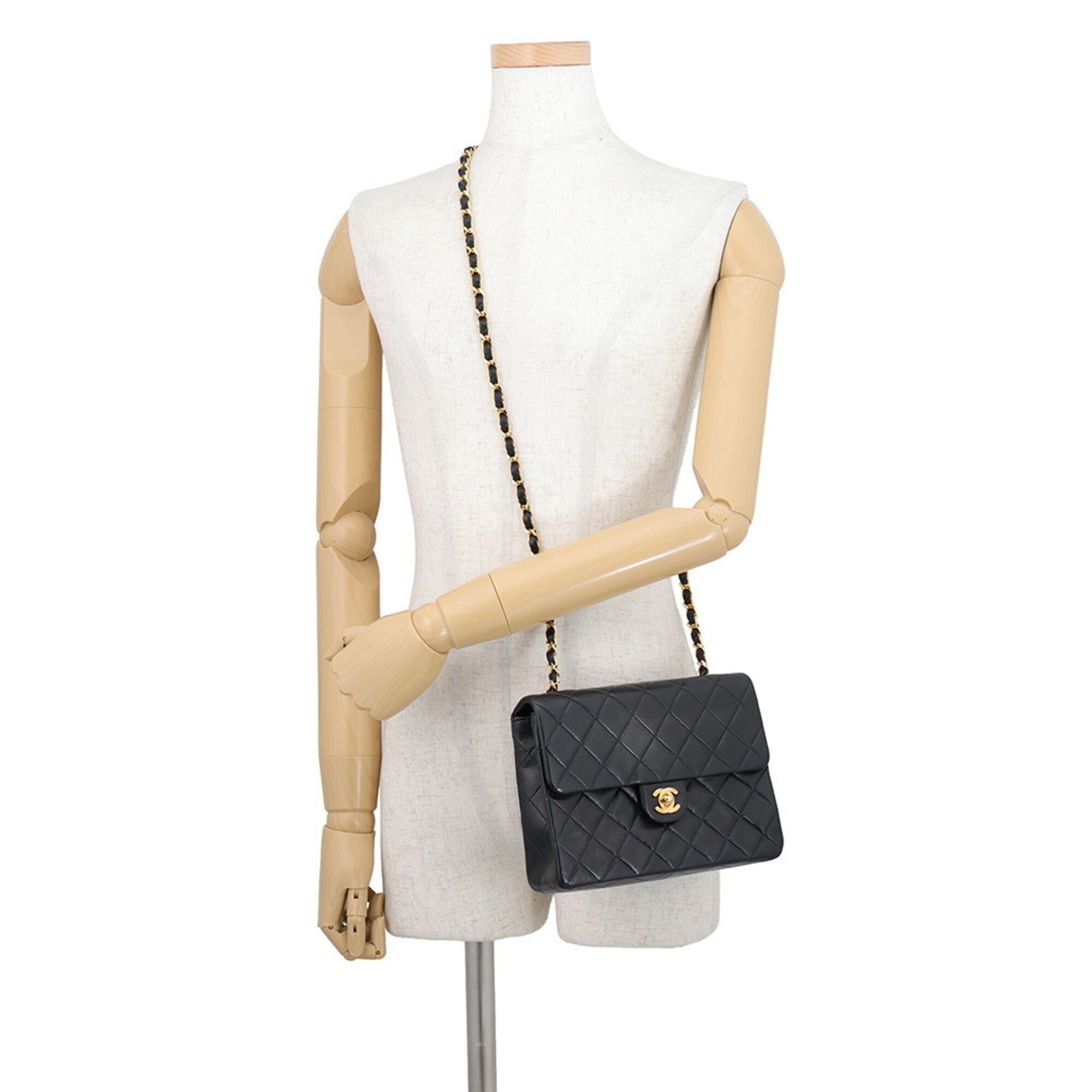 Chanel Black Leather Shoulder Bag (Pre-Owned)