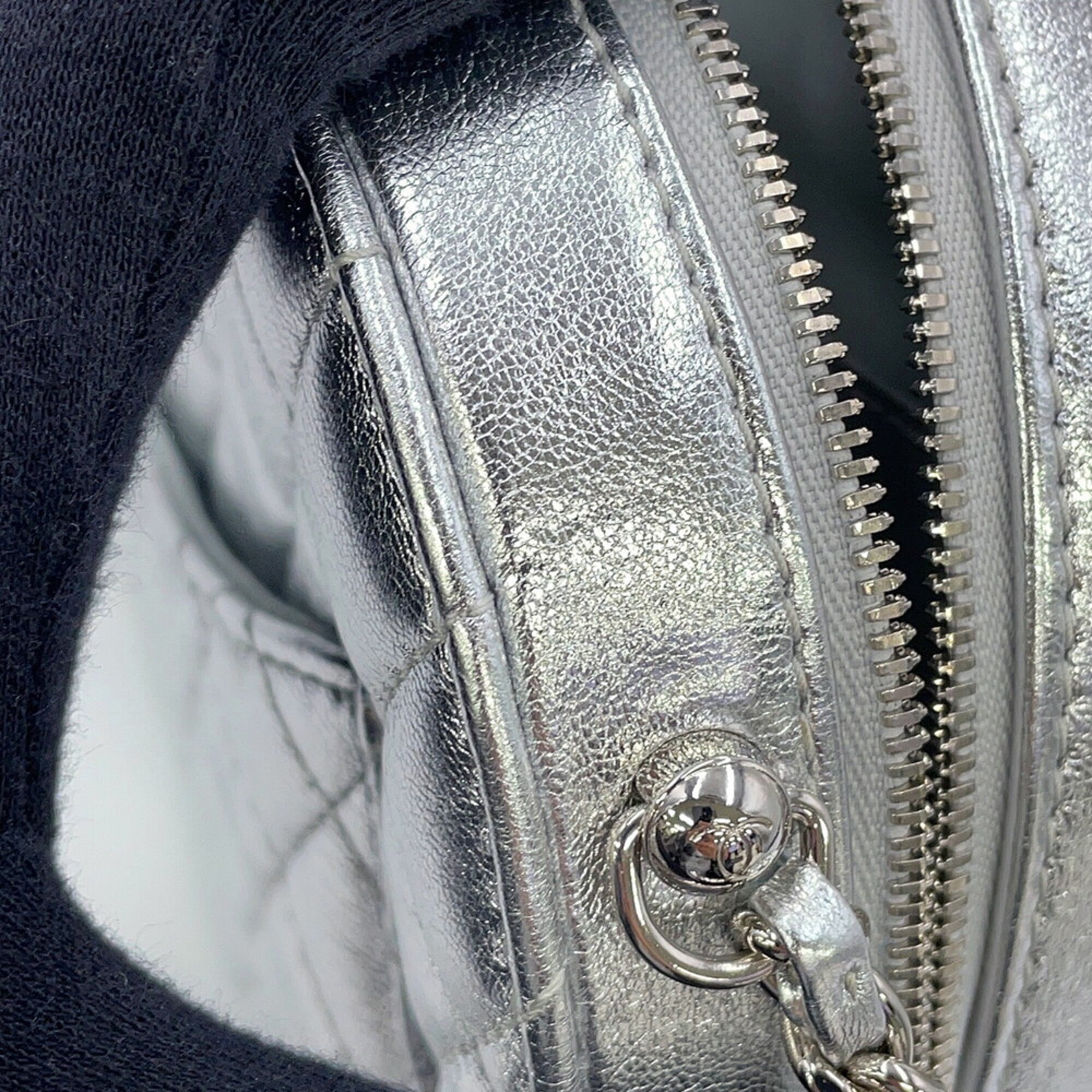 Chanel Silver Leather Handbag Shoulder Bag (Pre-Owned)