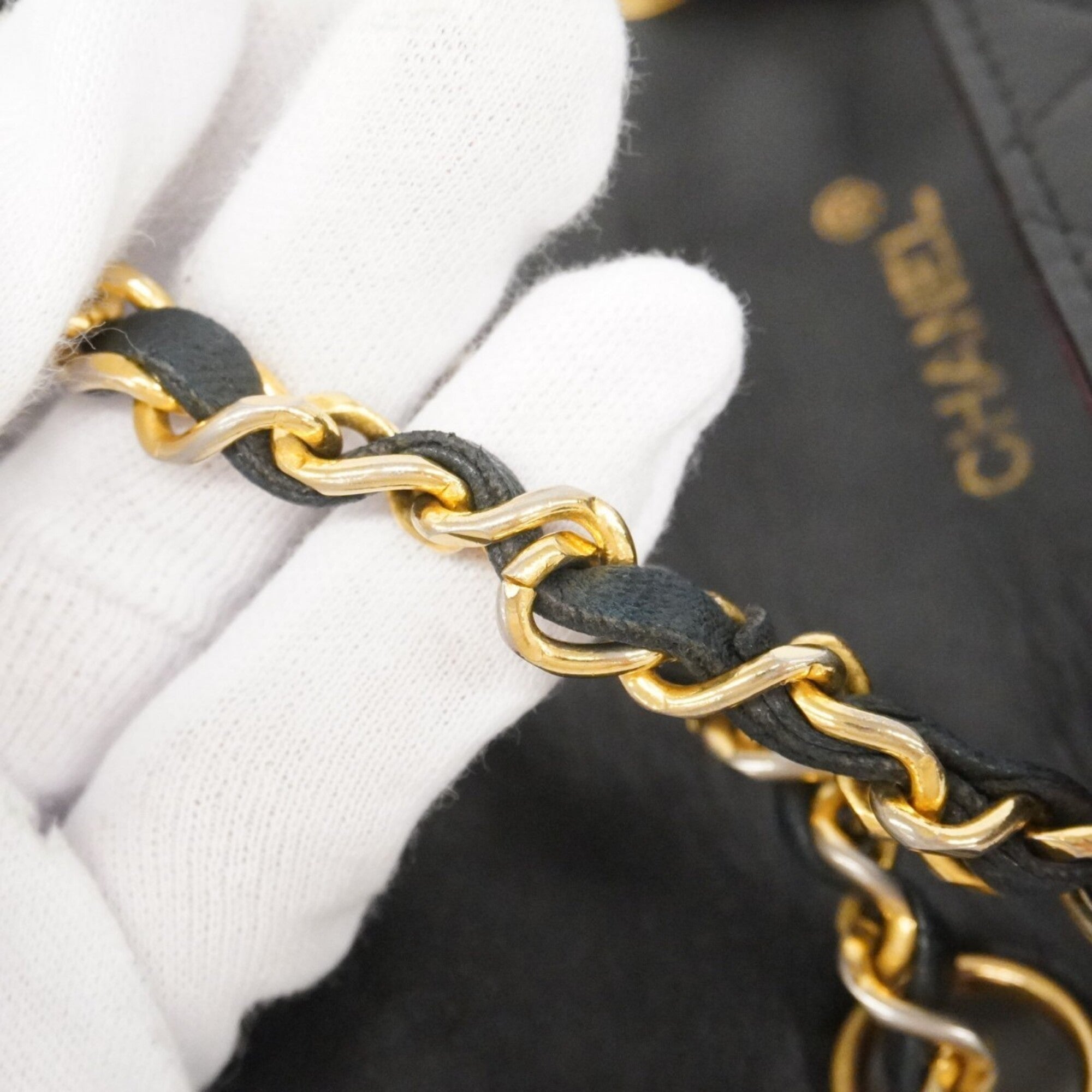 Chanel Black Leather Shoulder Bag (Pre-Owned)