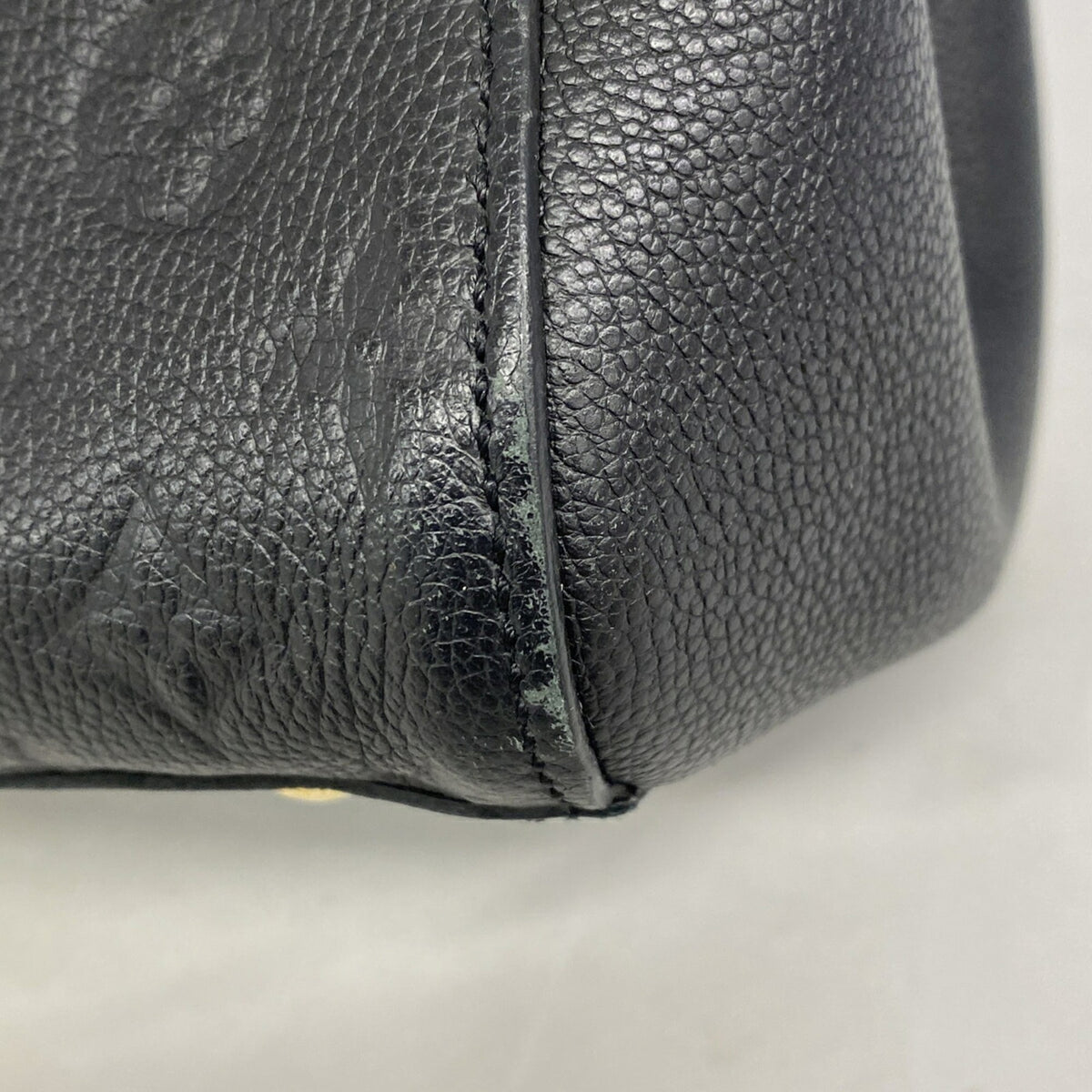 Louis Vuitton Noir Handbag (Pre-Owned)