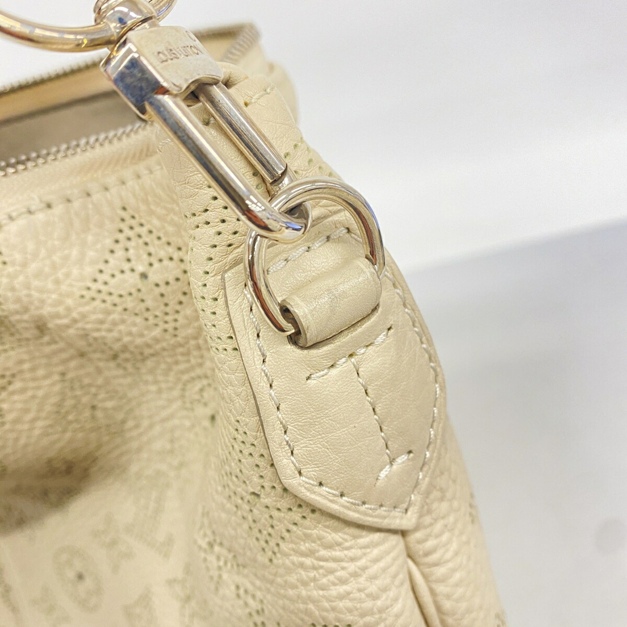 Louis Vuitton Blanc Handbag (Pre-Owned)