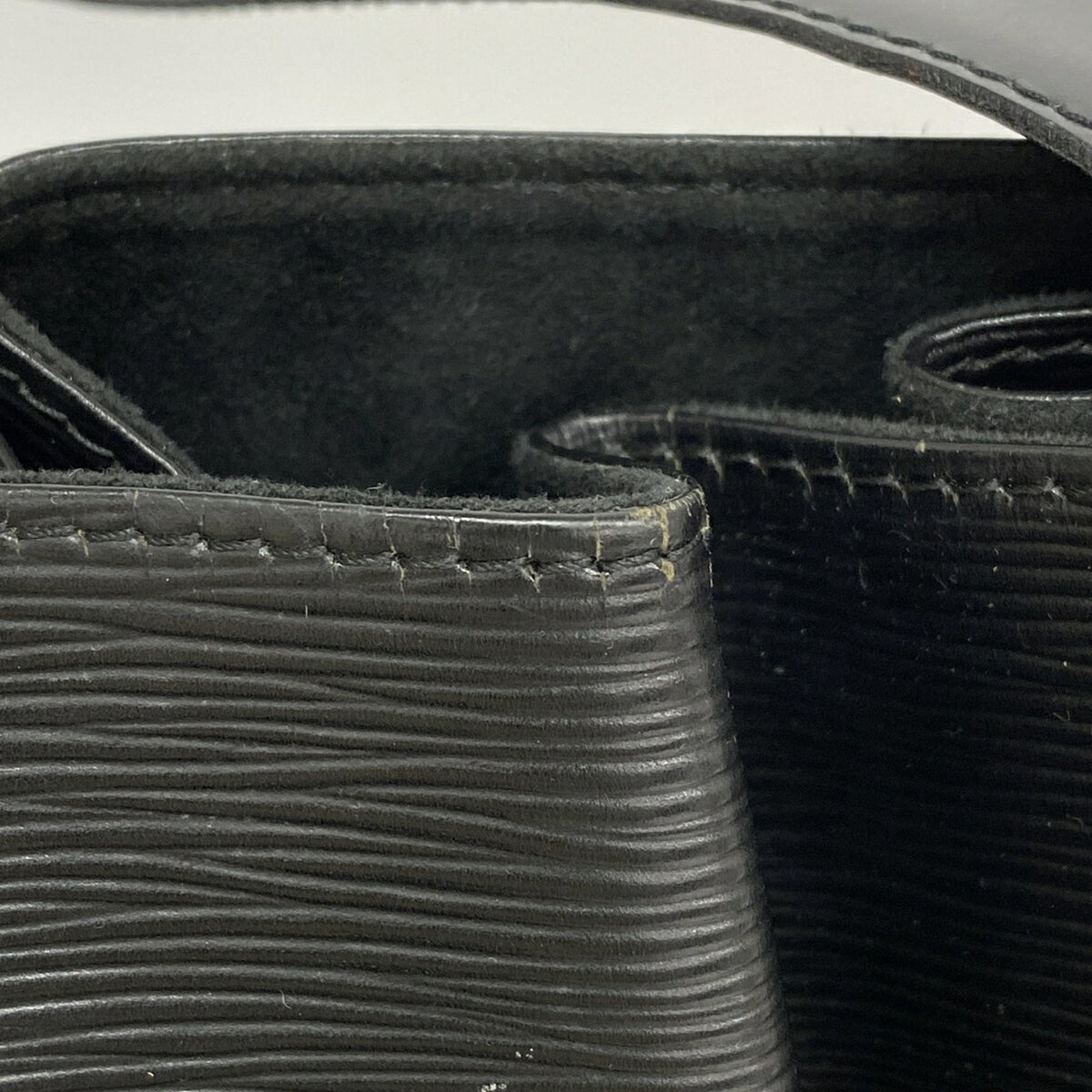 Louis Vuitton Noir Shoulder Bag (Pre-Owned)