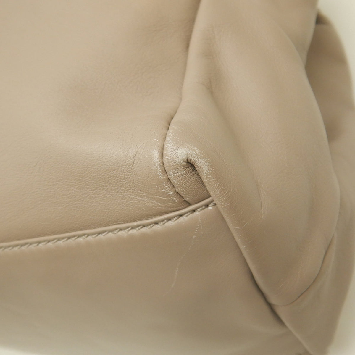 Salvatore Ferragamo Vara Light Beige Leather Handbag (Pre-Owned)