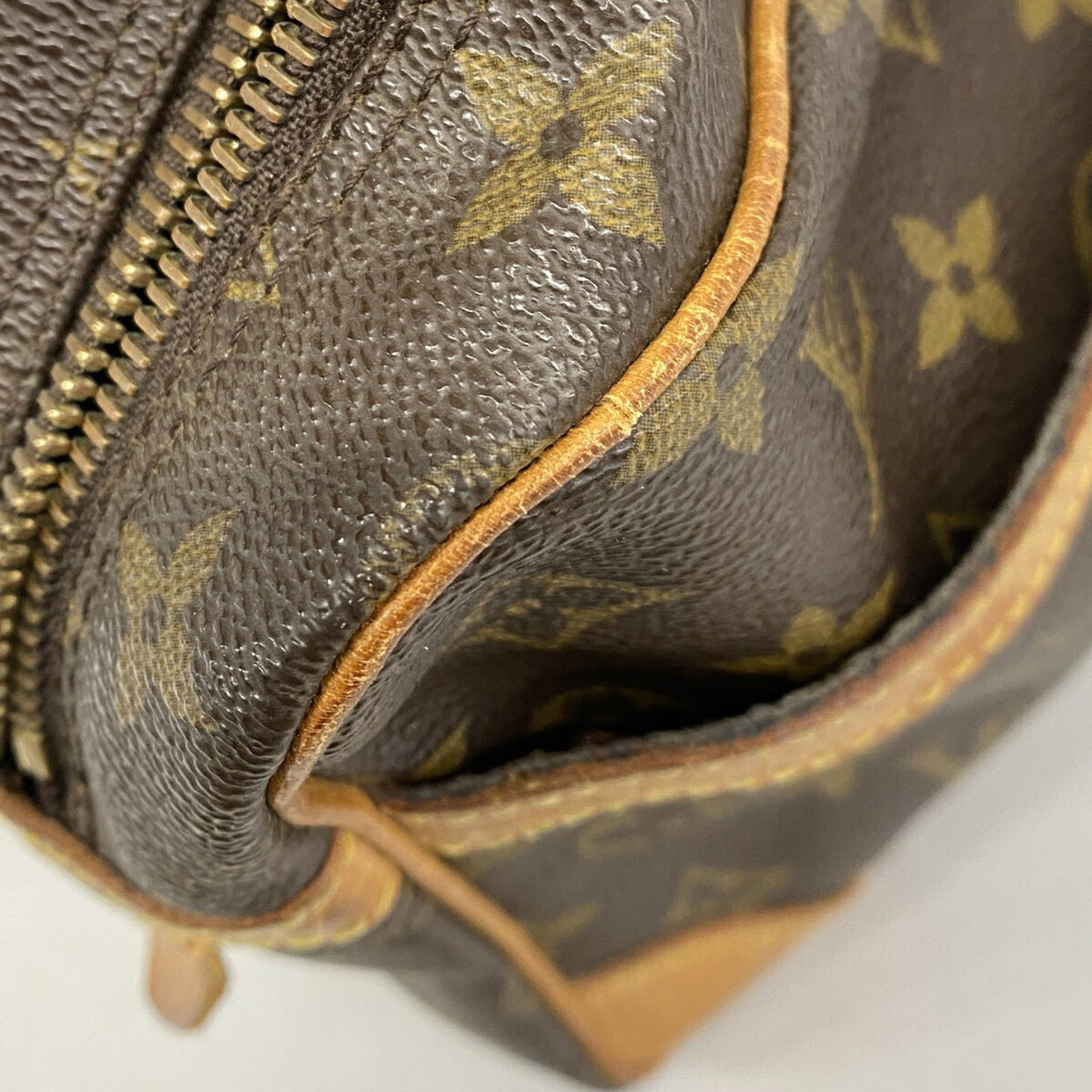 Louis Vuitton Brown Clutch Bag (Pre-Owned)