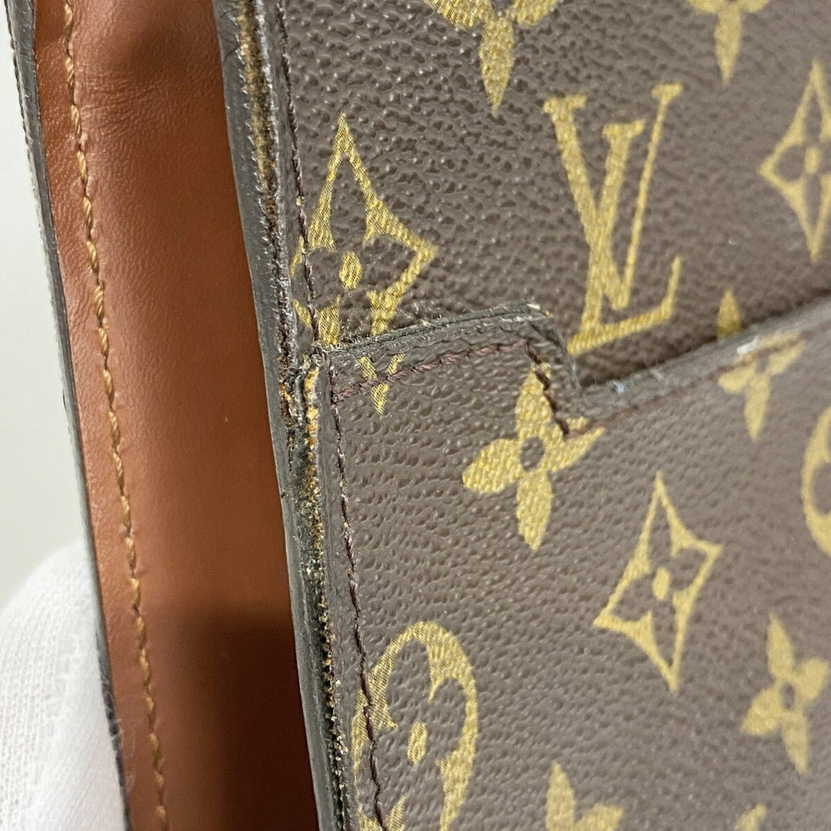 Louis Vuitton Brown Clutch Bag (Pre-Owned)