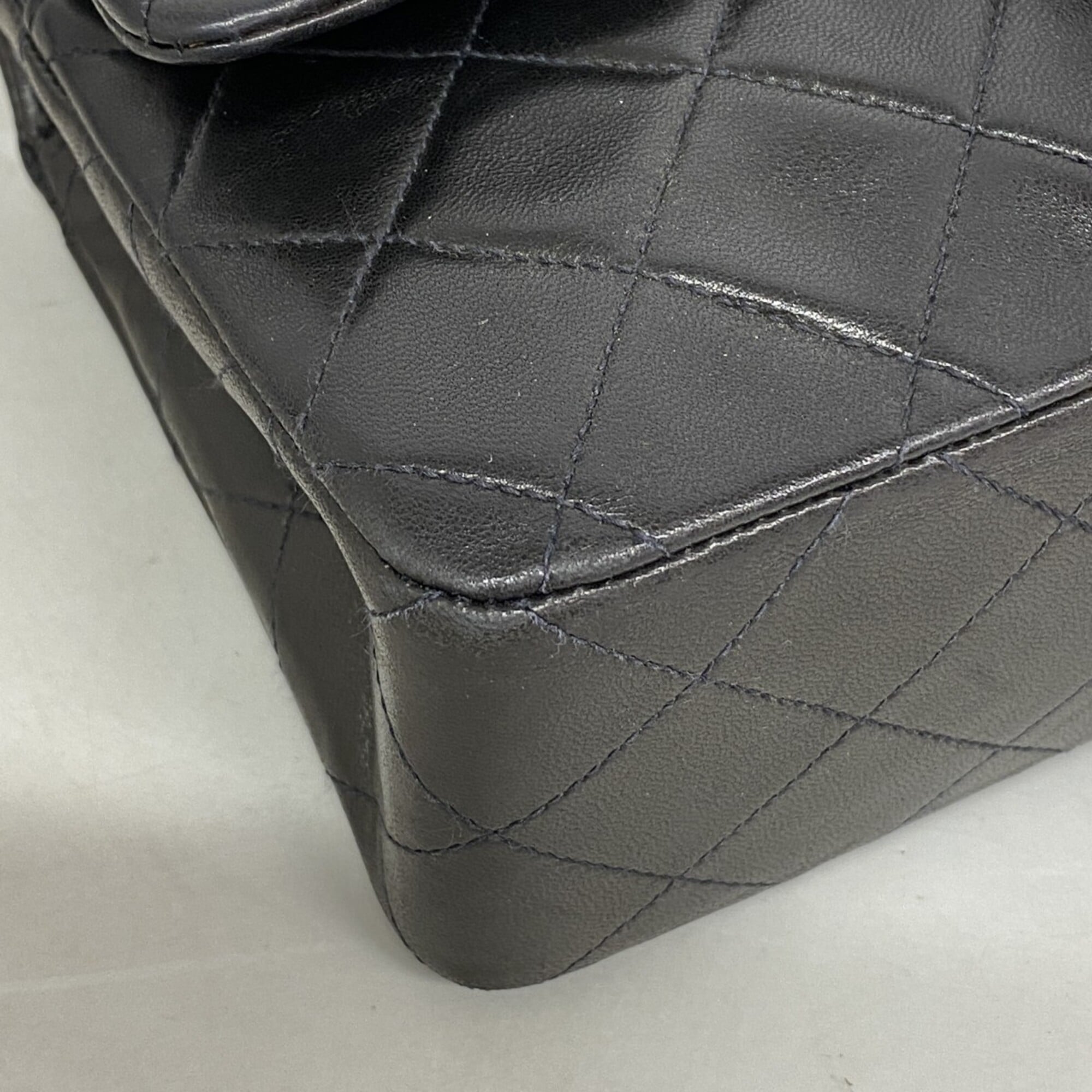 Chanel Black Leather Shoulder Bag (Pre-Owned)
